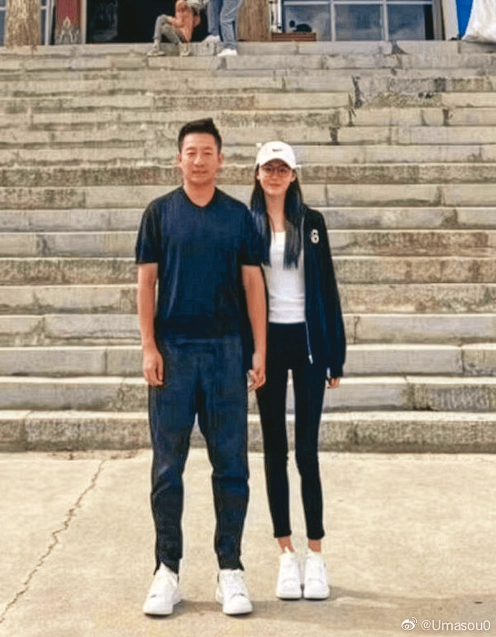 汪小菲(左)婚內出軌交往張穎穎(右),2人十指緊扣照外流。(翻攝自Umasou0微博)