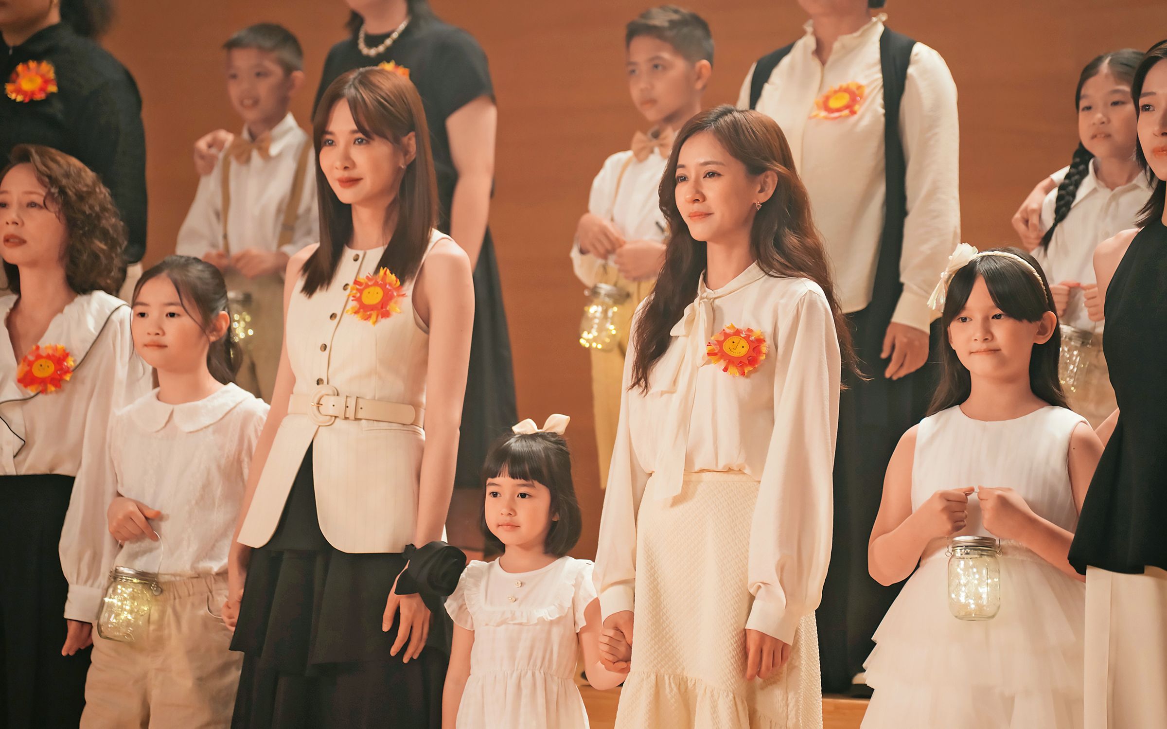 孫淑媚（前排左一）、安心亞（前排左三）與陳意涵（前排左五）飾演獄中同舍房的室友，也一起登台演唱 。（壹壹喜喜提供）