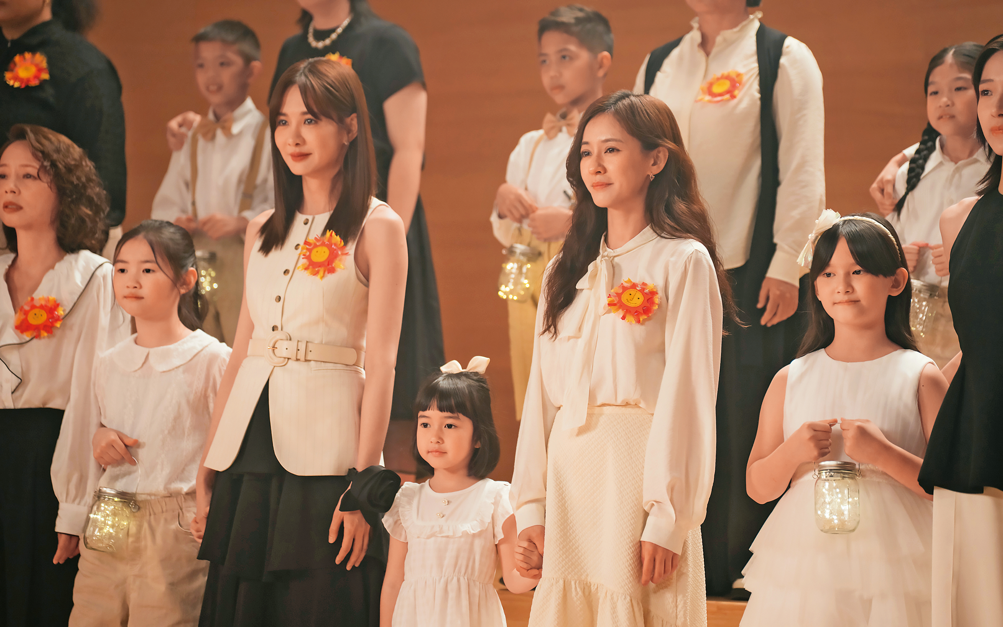 孫淑媚（前排左一）、安心亞（前排左三）與陳意涵（前排左五）飾演獄中同舍房的室友，也一起登台演唱 。（壹壹喜喜提供）