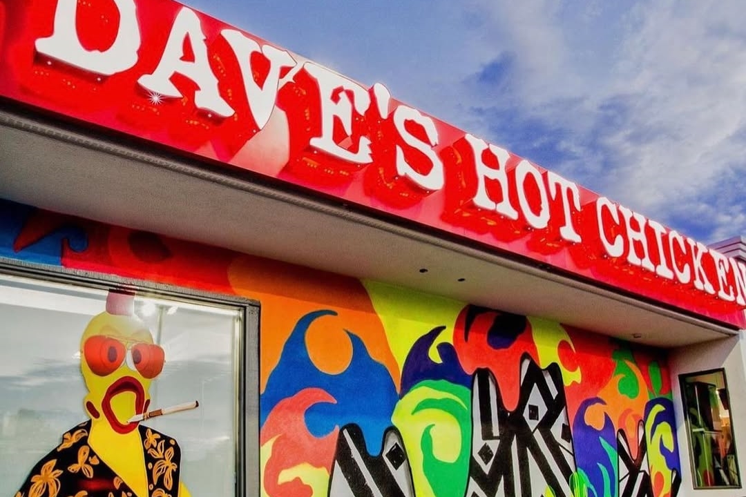 Dave’s Hot Chicken創立於2017年，當時3位從小一起長大的朋友湊了900美元在洛杉磯一處停車場擺攤賣炸雞。（翻攝自thebillphelps IG）