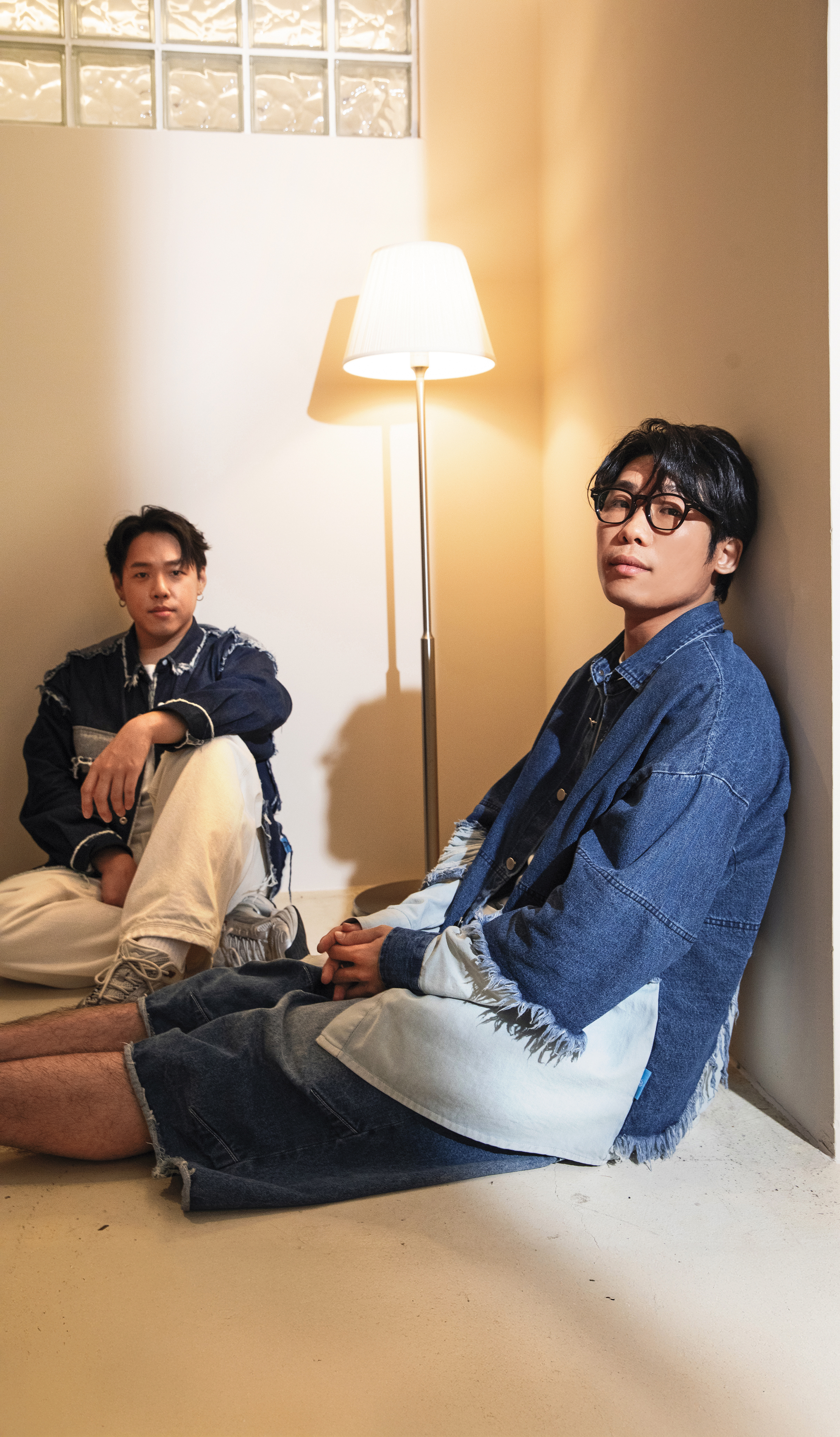 劉正(左)與翔煜(右)因為愛音樂而相識,經歷過不少團員更替,最後由兩人組合成Theseus忒修斯出道。