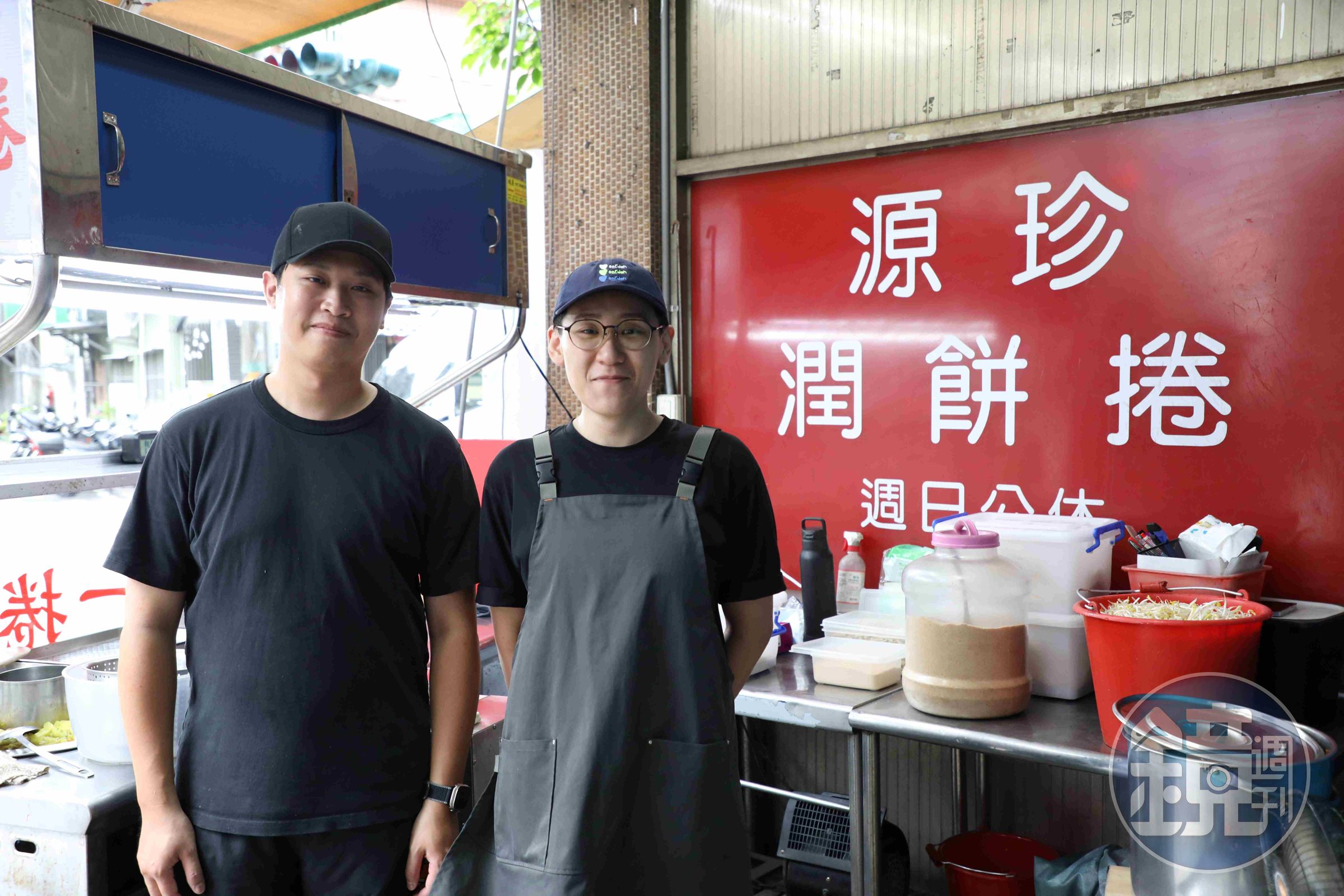 林冠妤(右)和邱詳紘(左)兩位年輕人接手潤餅老攤,雖然從頭學起,但每樣配料都不馬虎。