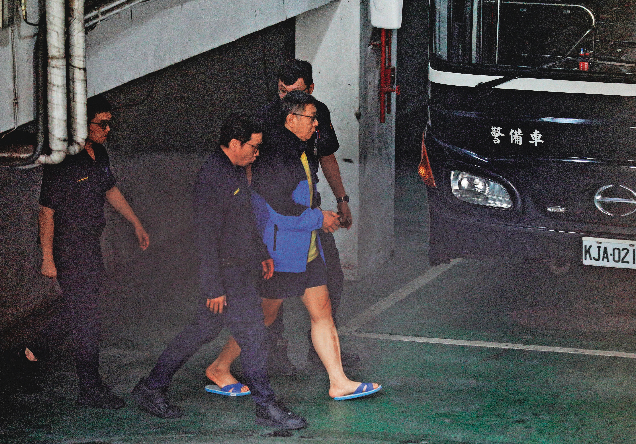 柯文哲貪汙弊案起訴在即，他仍抗拒答辯，最新傳出他有8張鉅額支票曝光。