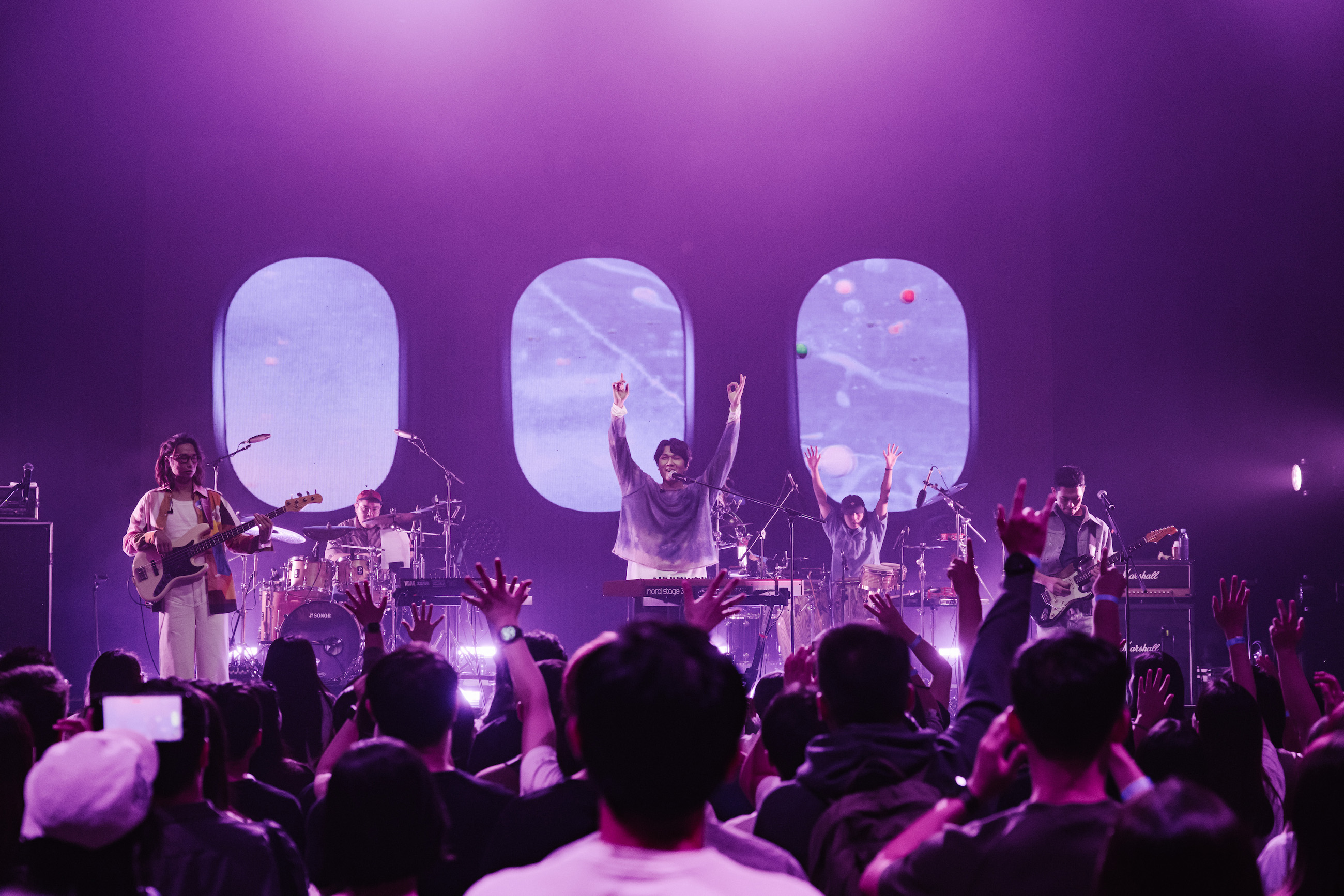 宇宙人《理想狀態》巡迴演唱會在新加坡知名劇院首都大廈演藝劇場演出,讓他們感受到滿滿文化痕跡。(Live Nation SG提供)