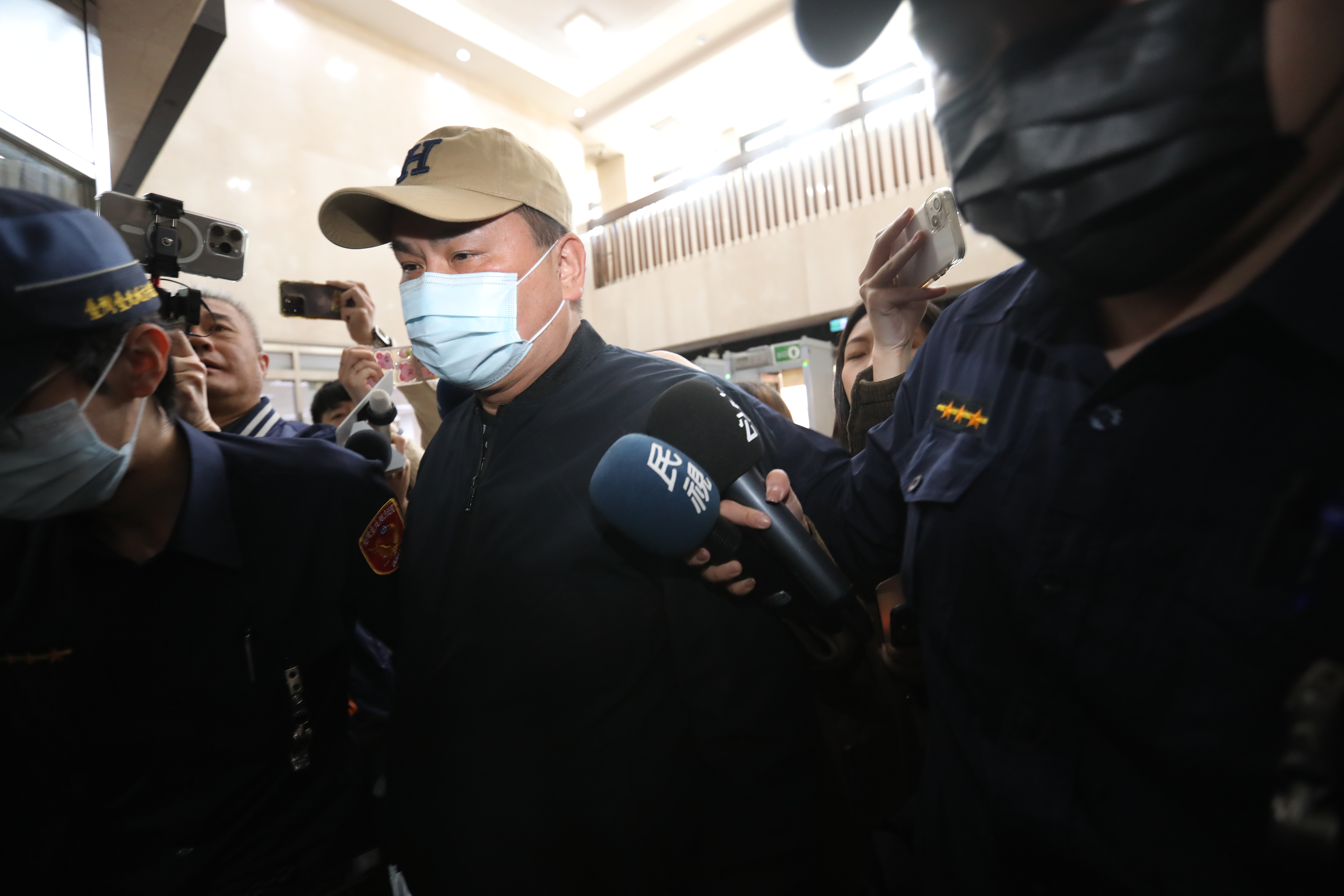 台北市議員陳重文200萬交保後涉串證要處理錢，今羈押禁見。