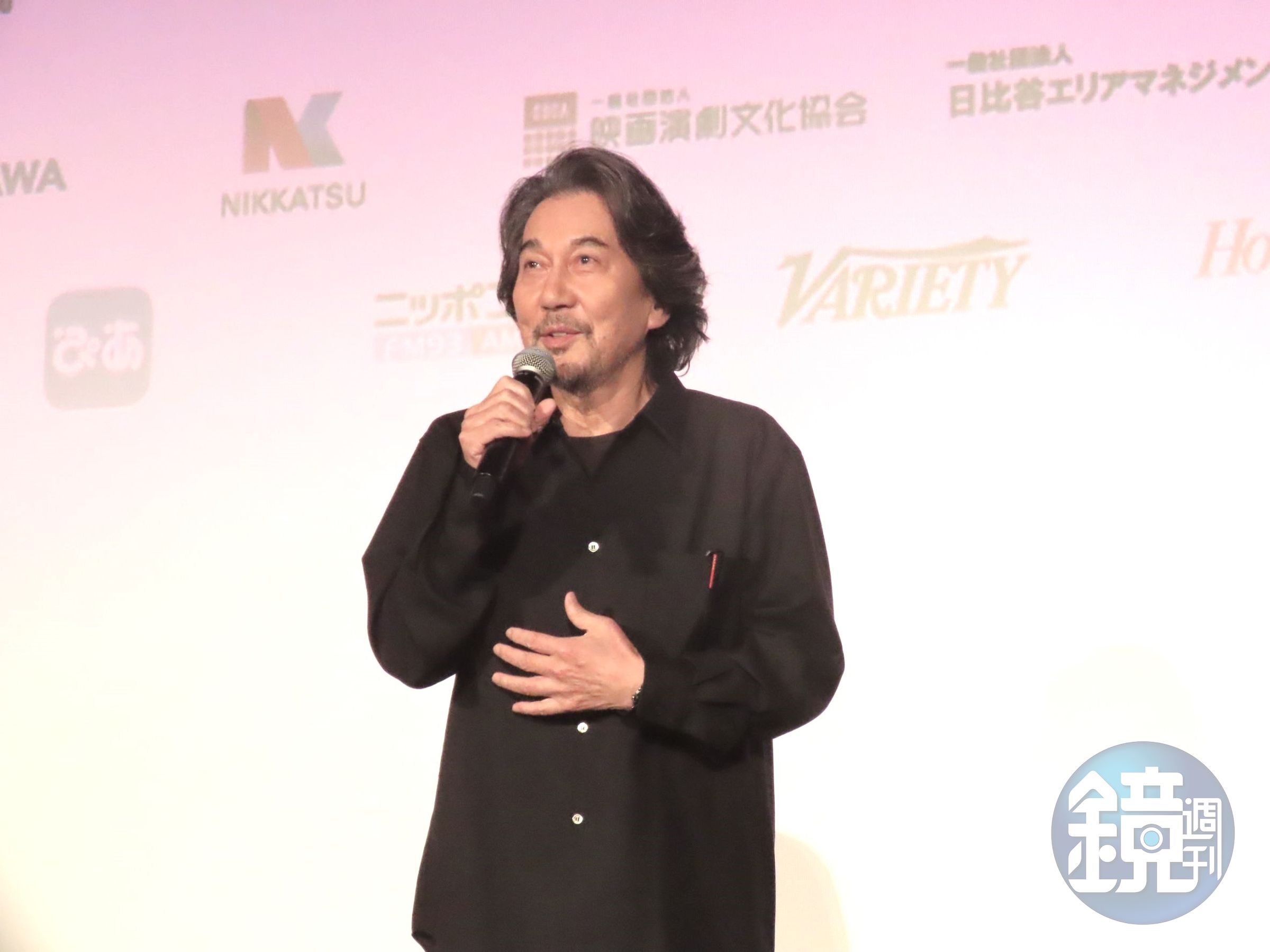 役所廣司自嘲與坂本龍一不熟，但私下其實很常傳訊息詢問音樂相關意見。