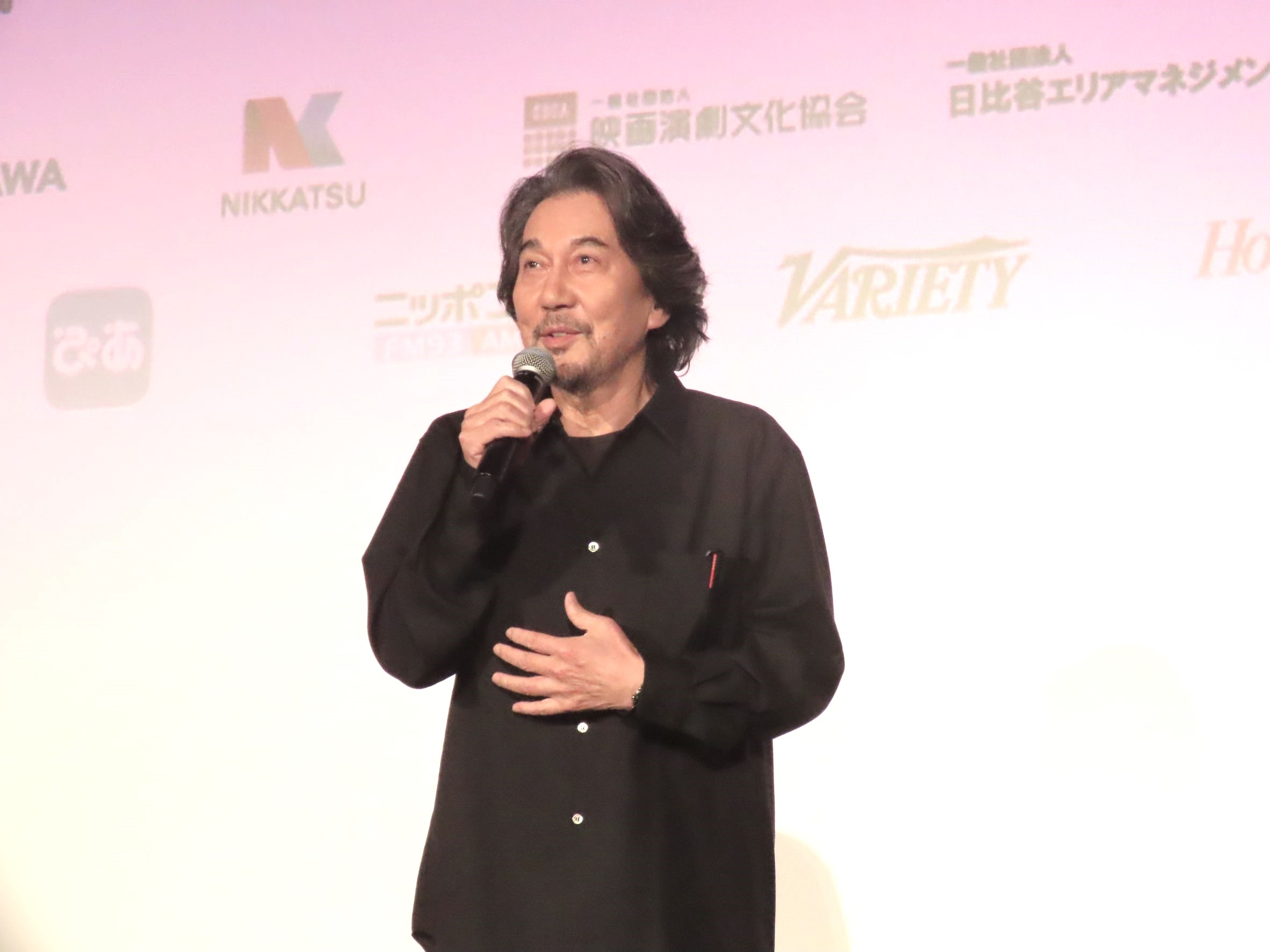 役所廣司自嘲與坂本龍一不熟，但私下其實很常傳訊息詢問音樂相關意見。