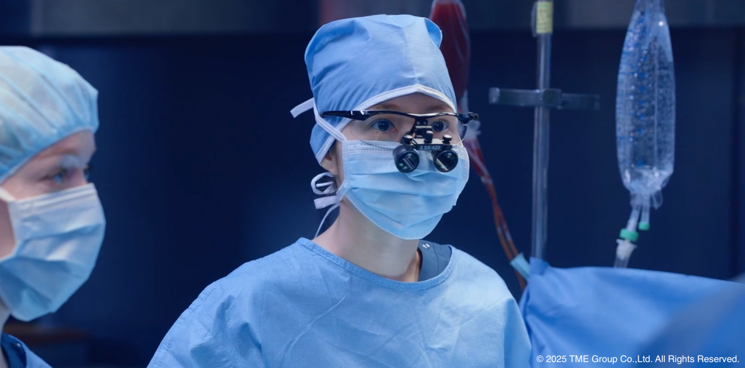 朴敏英在《行騙天下KR》假扮頂尖外科醫生。（Hami Video提供）