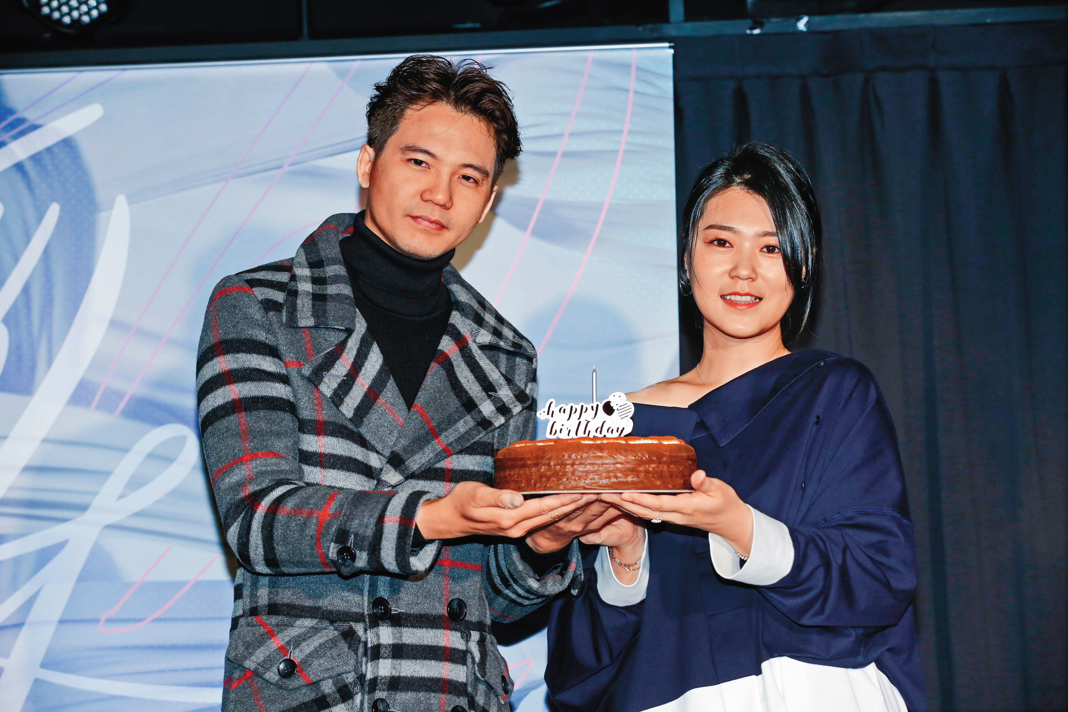 張三（左）曾與曹雅雯（右）合作專輯，兩人因而傳出了緋聞。