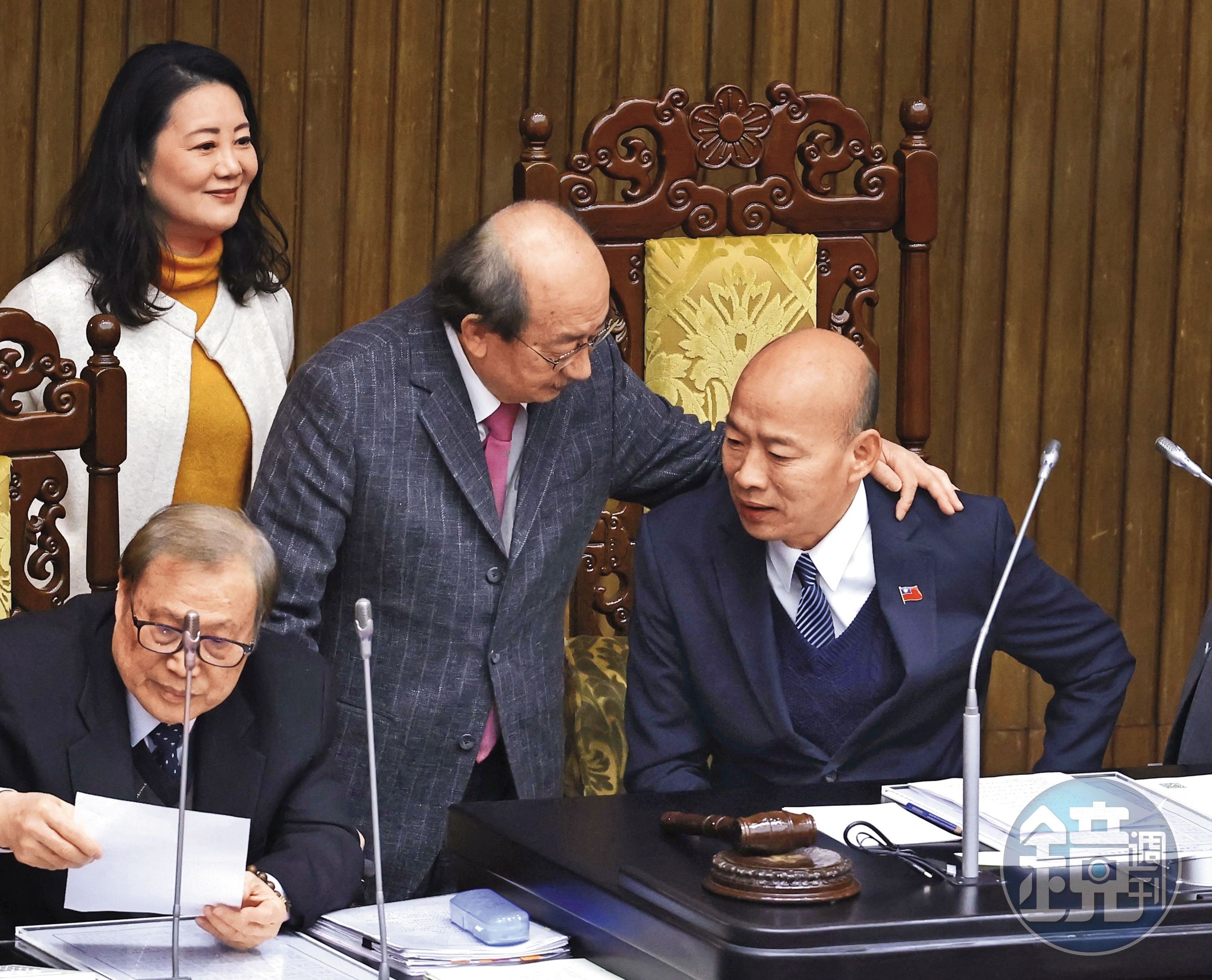 柯建銘(右2)任總召20餘年,極擅協調。