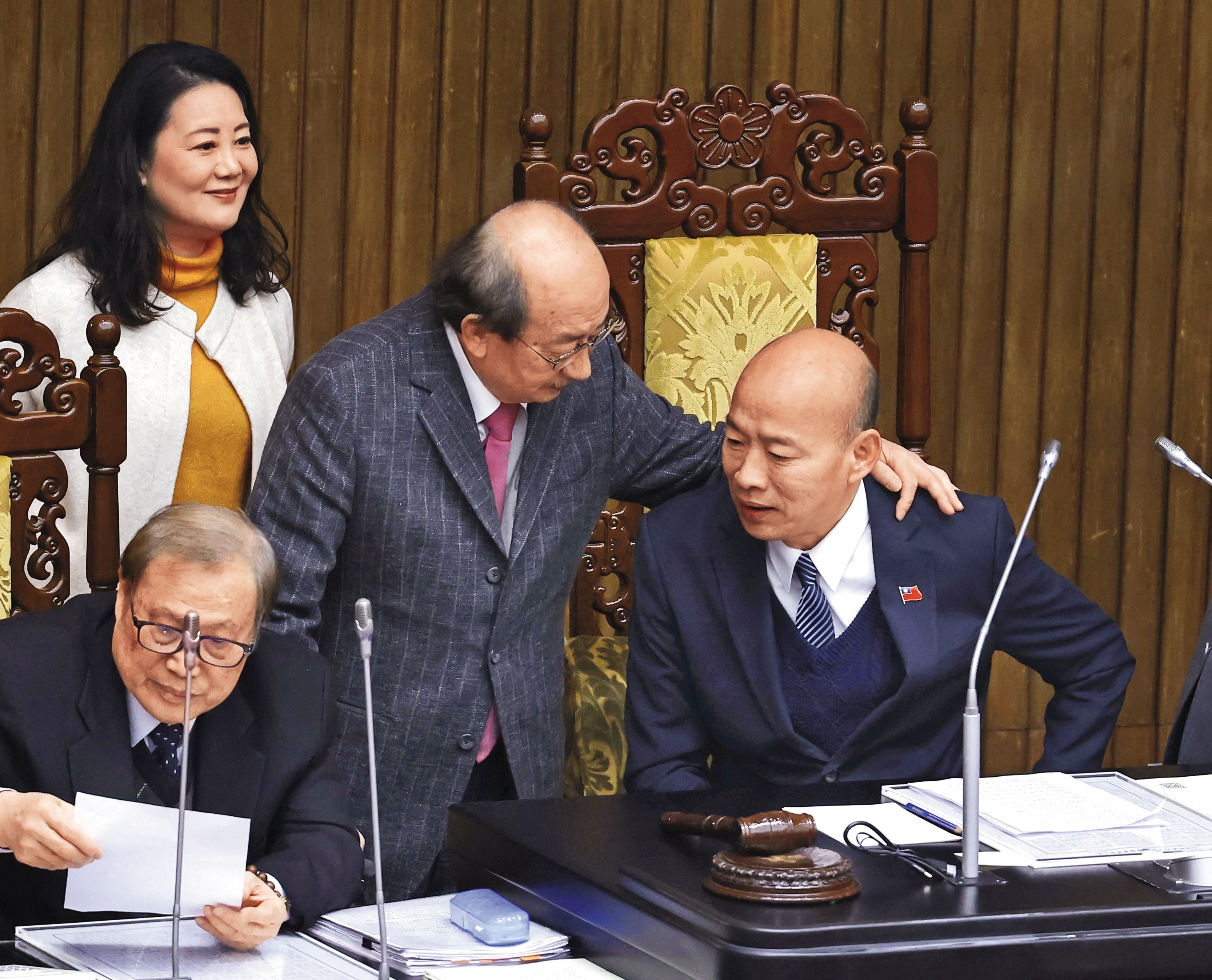 柯建銘（右2）任總召20餘年，極擅協調。