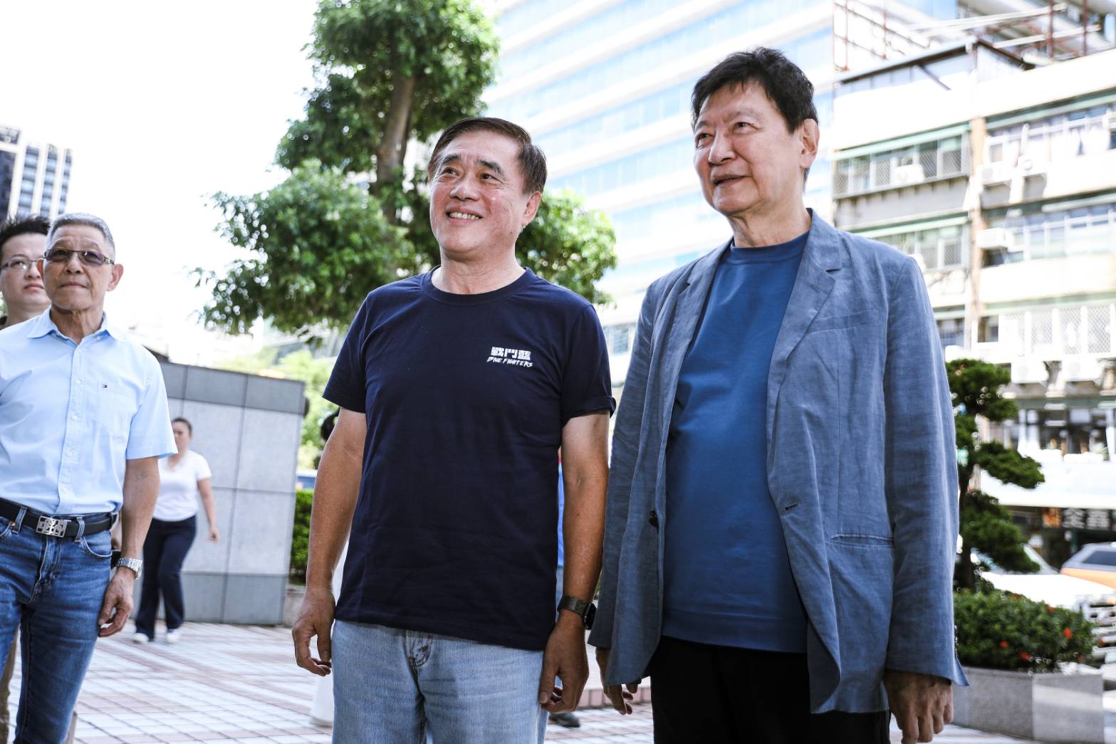 前台北市長郝龍斌今日在前中廣董事長趙少康陪同下前往中央黨部領表。(鏡報鄒保祥攝)