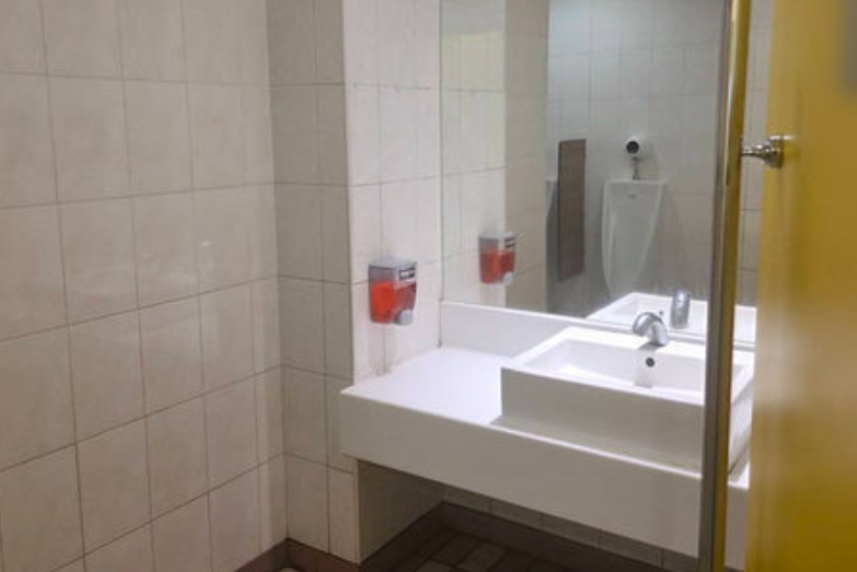 高雄一家速食餐廳廁所驚見男子陳屍在隔間裡，業者急忙宣布暫停營業、配合警方調查。（翻攝畫面）