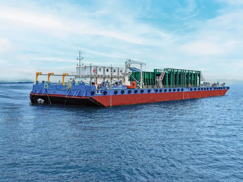 傳出皇昌在中油三接二期大賺百億元，豪砸數十億元買入用來施作落管拋石的「皇昌99號」等作業船。（翻攝皇昌營造官網）