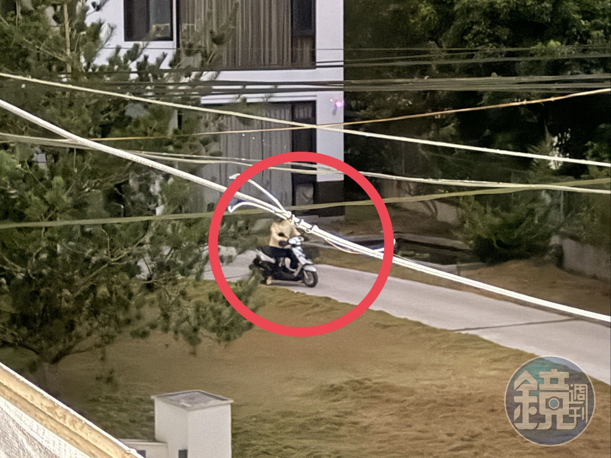 L老師騎車到邱家農舍赴約,待了一個小時後才騎車返家。(讀者提供)