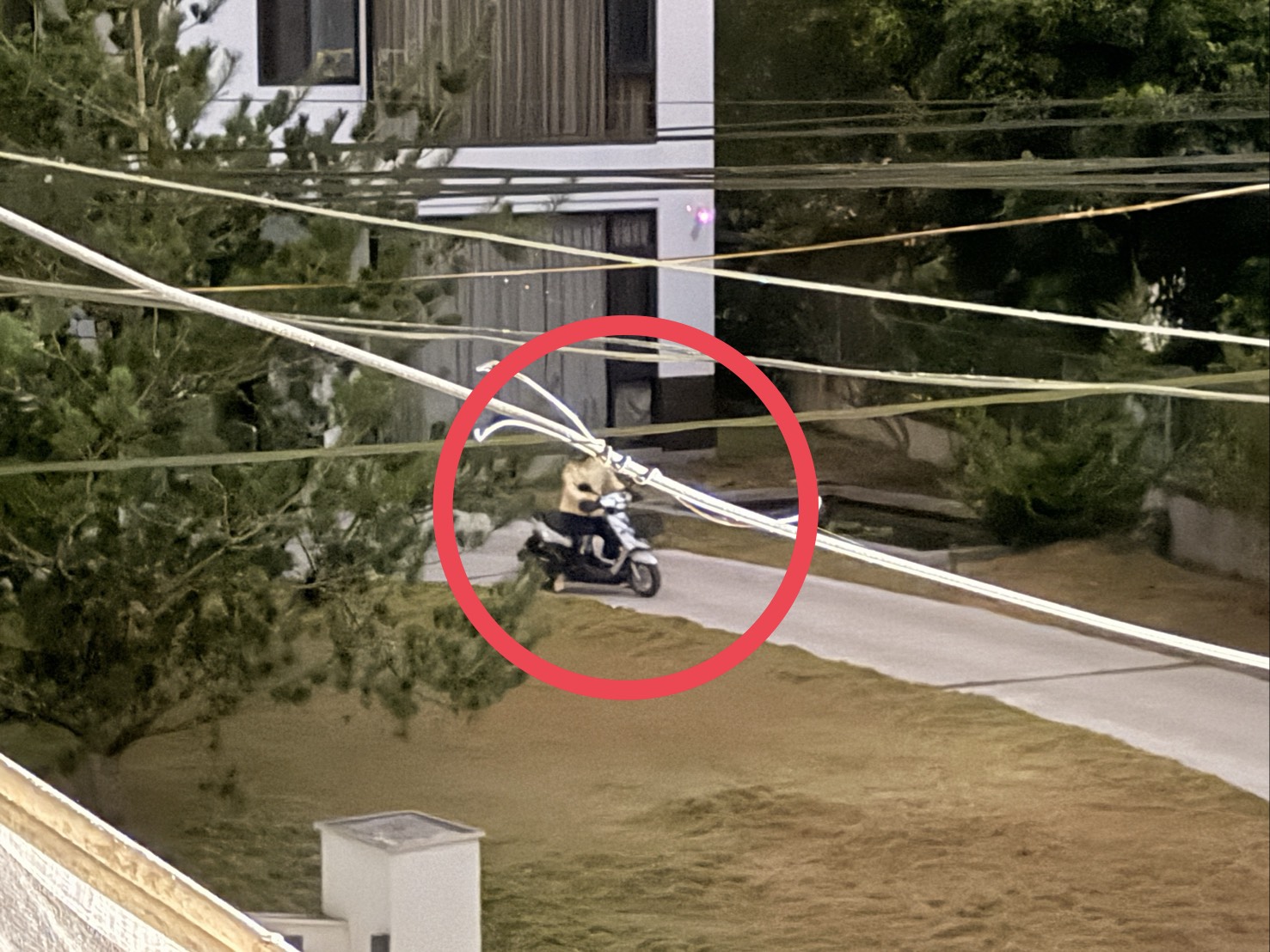 L老師騎車到邱家農舍赴約，待了一個小時後才騎車返家。（讀者提供）