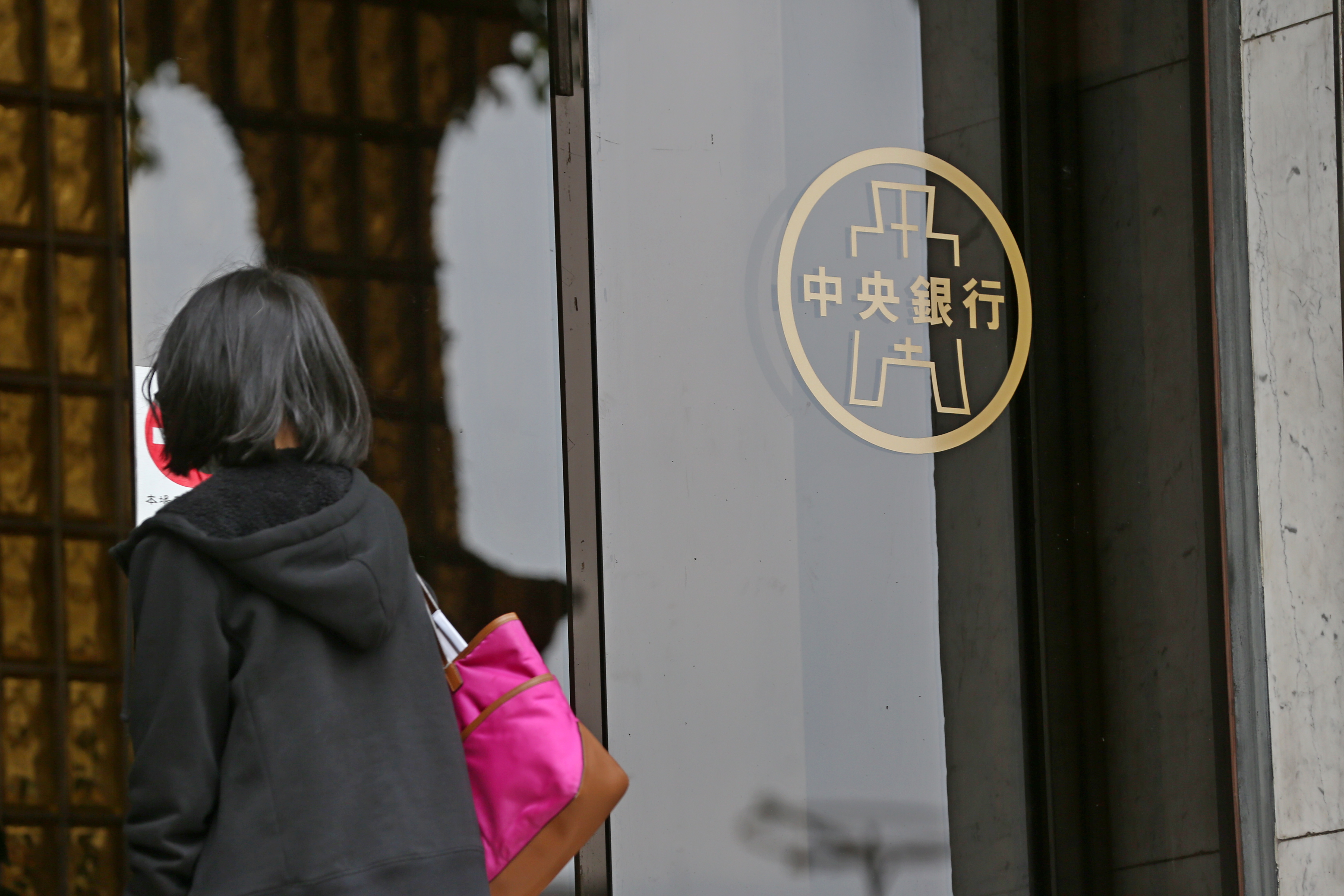 央行指出新台幣REER下降主要源自物價相對穩定，出口競爭力上升，並非匯率偏低。（本刊資料照）