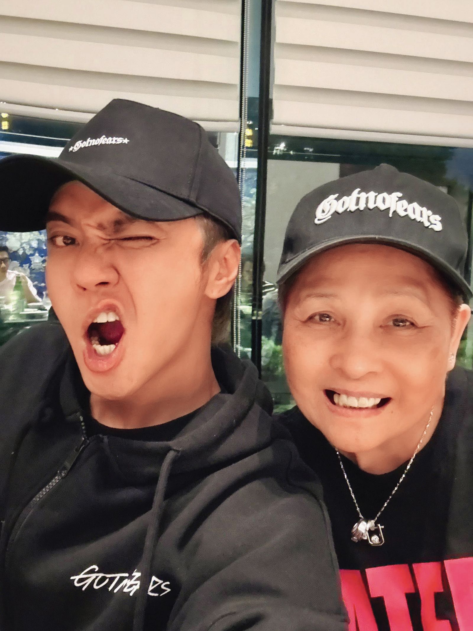 羅志祥（左）即使工作再忙，也願意多花時間陪伴失智媽（右），期盼延緩病情惡化。（圖／翻攝自羅志祥臉書）