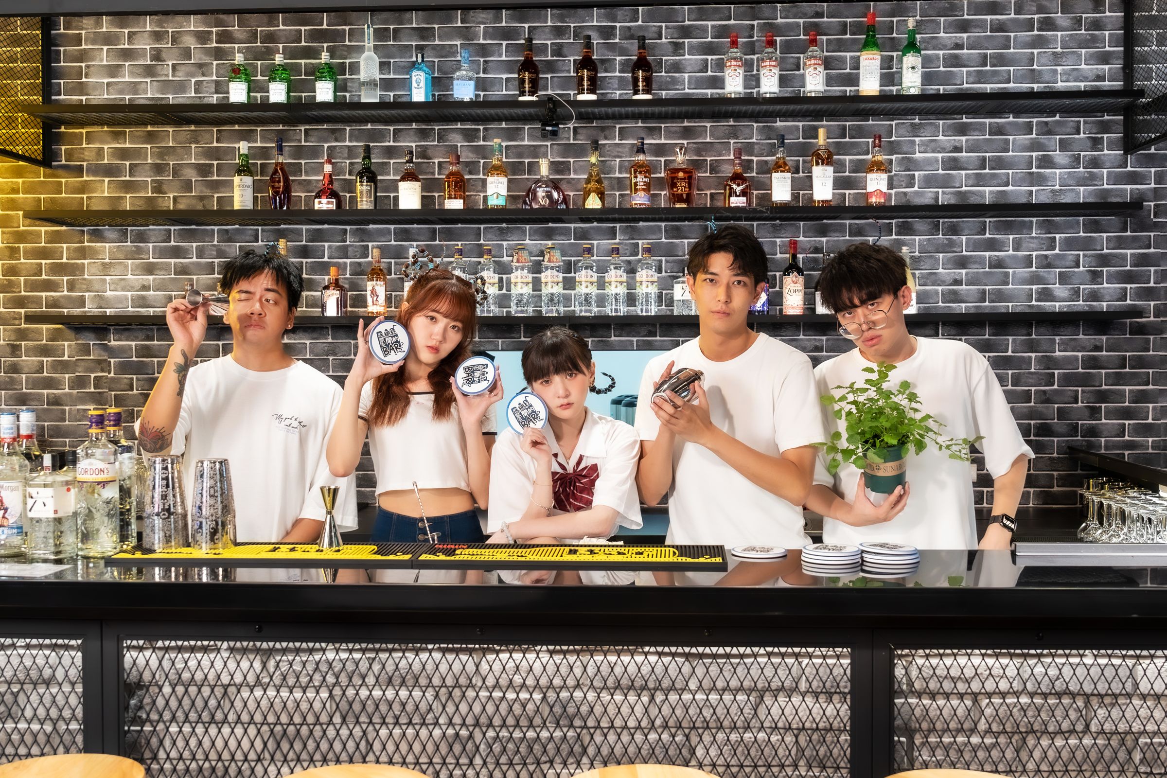 百萬網紅喬瑟夫等人為《開店BAR!夥伴》前往墾丁出外景。(阿爾發提供)