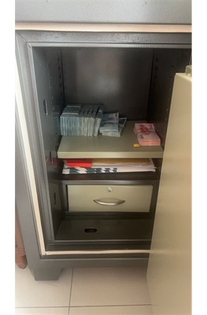 現場查獲大筆現金。（中檢提供）