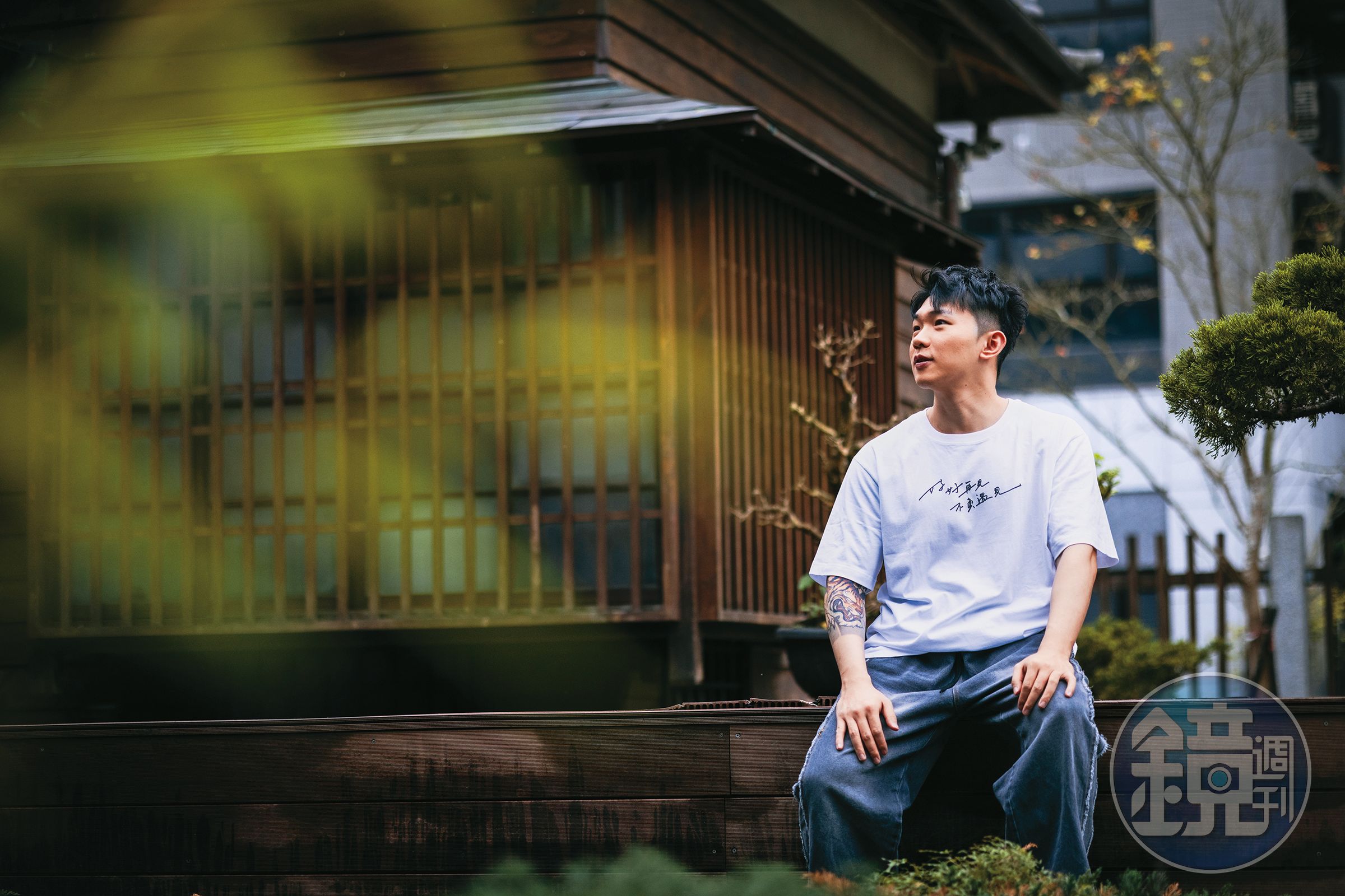 黃山料說到， 其實很多人不知道他寫小說， 以為他光寫雞湯語錄。 他選擇把更多自己放在書裡， 「畢竟社群上的人， 往往在一百字裡就決定你是誰