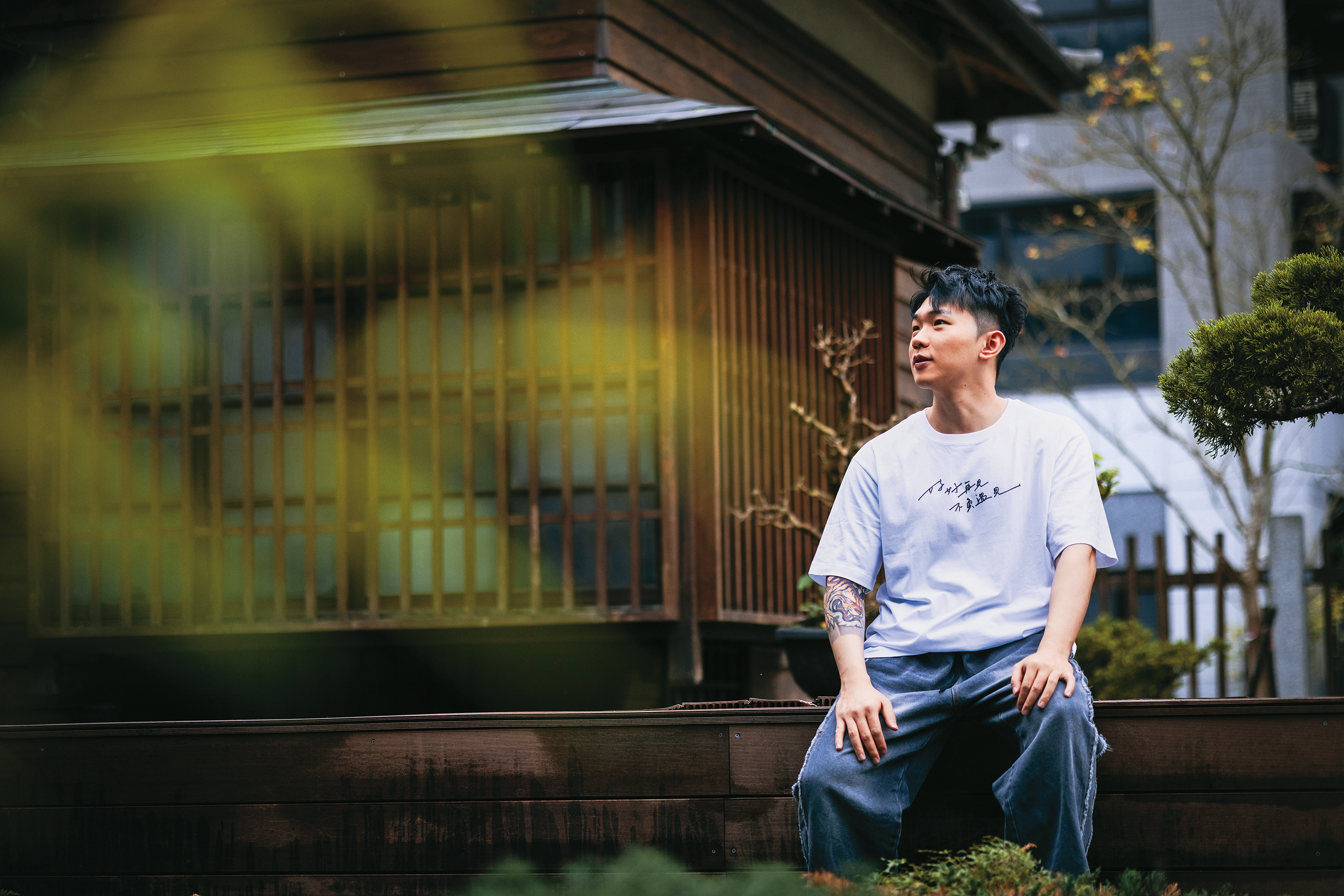 黃山料說到， 其實很多人不知道他寫小說， 以為他光寫雞湯語錄。 他選擇把更多自己放在書裡， 「畢竟社群上的人， 往往在一百字裡就決定你是誰
