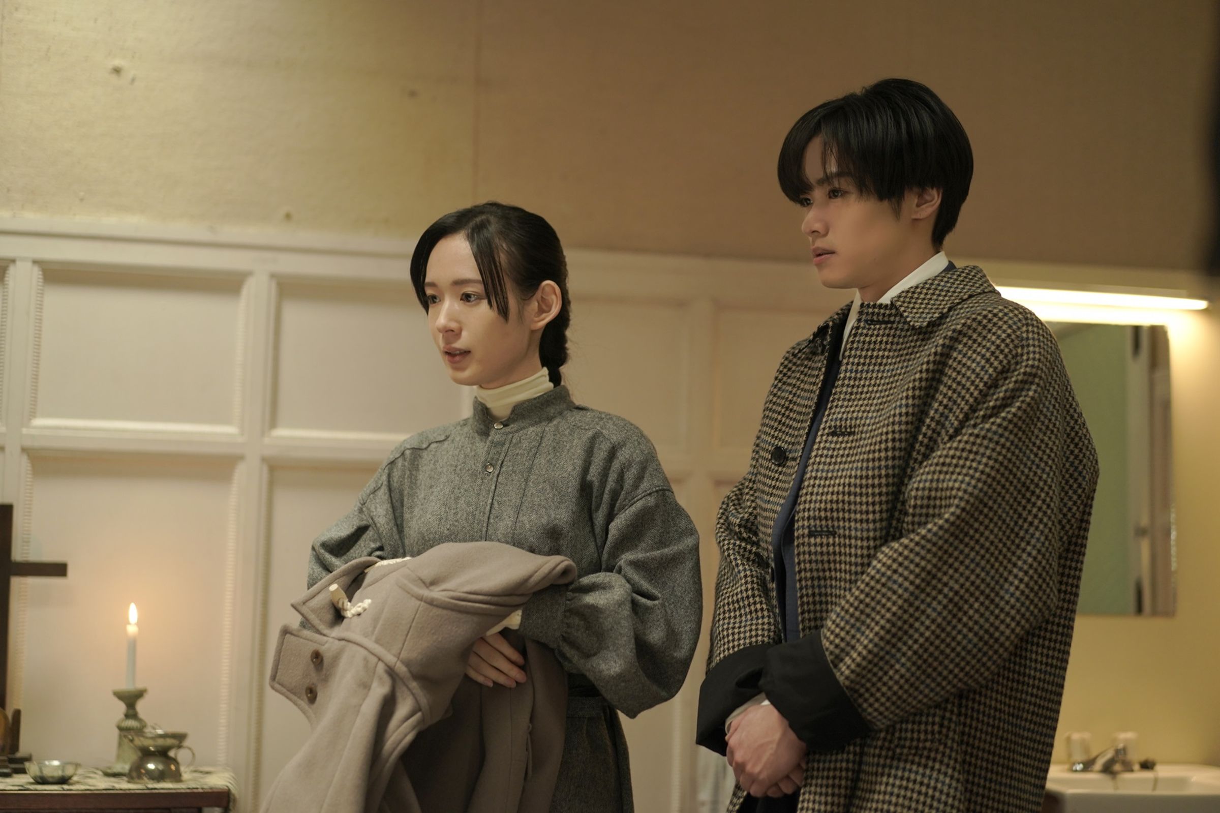 川村壱馬(右)在《我的一夜騎士》化身一日男友，與美女老師結伴見岳母。（中影提供）