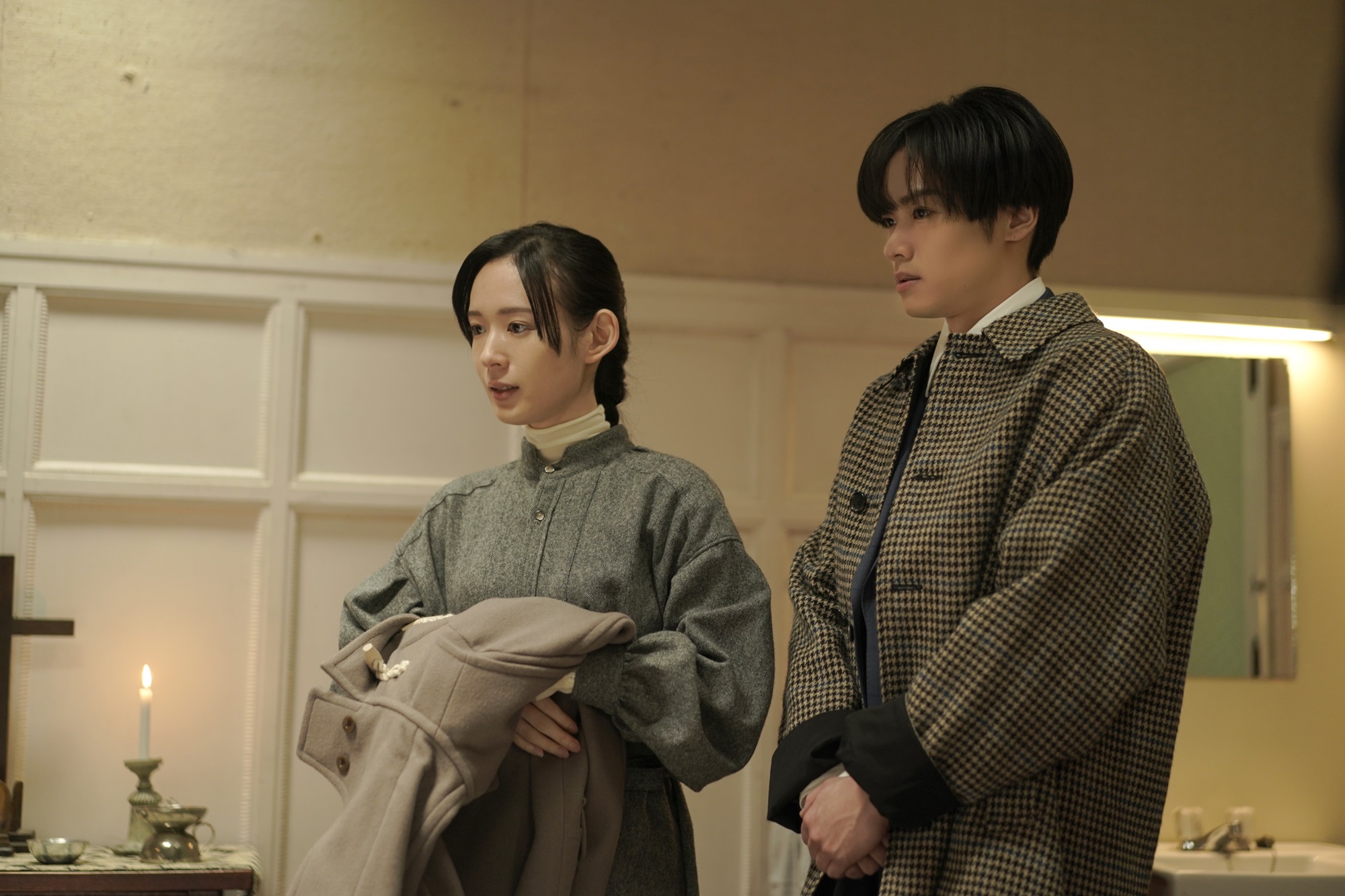 川村壱馬(右)在《我的一夜騎士》化身一日男友，與美女老師結伴見岳母。（中影提供）