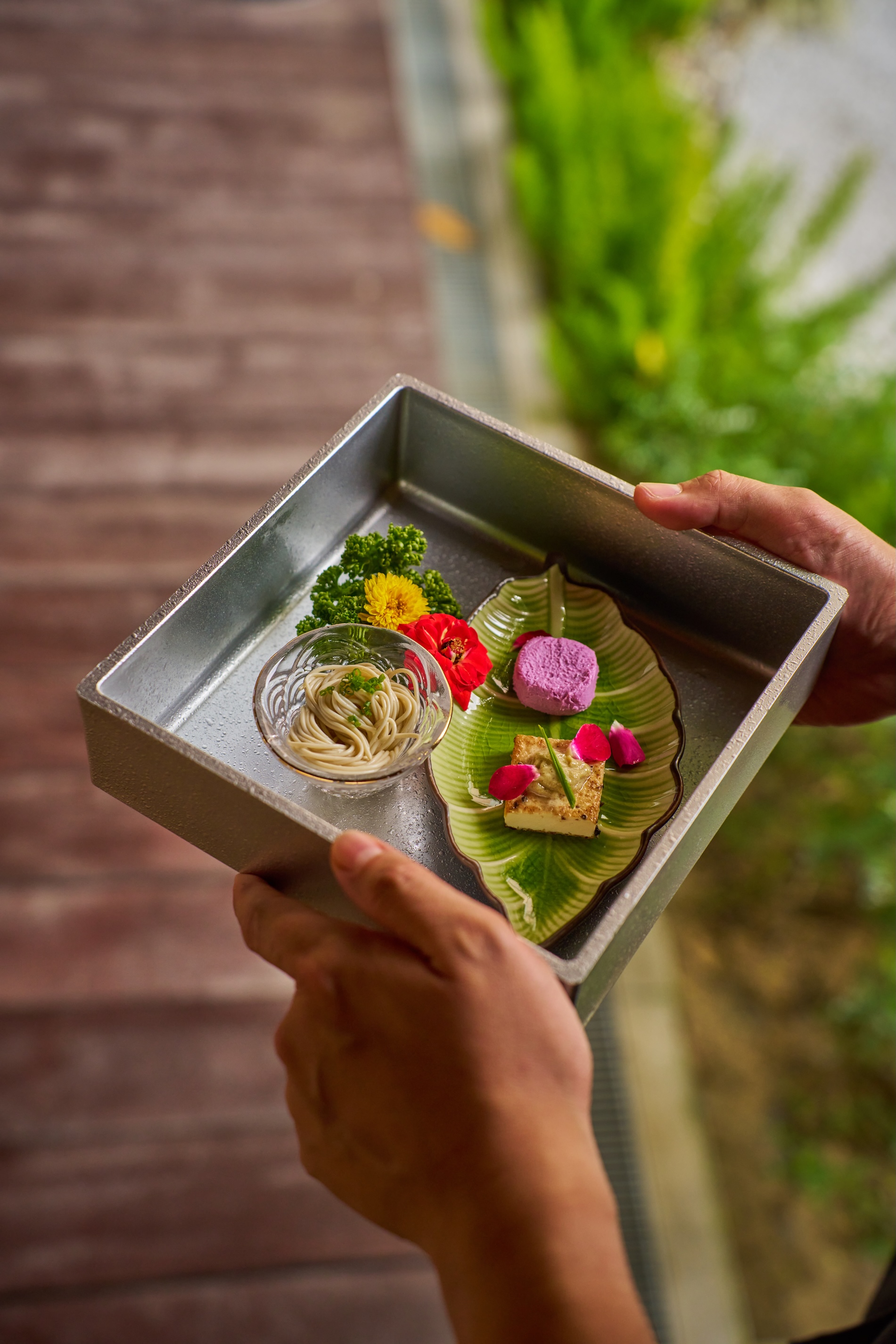 以八寸概念出發的前菜料理，內有「胡麻豆腐麵」「鹽麴豆腐」「起司皮蛋豆腐」等共5道。（豆舞YUDOFU提供）