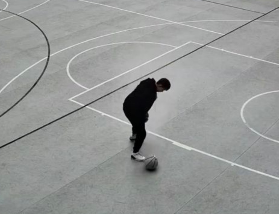 一名男子在體育館打球，沒想到發生「籃球爆炸」事件。（圖：youtube）