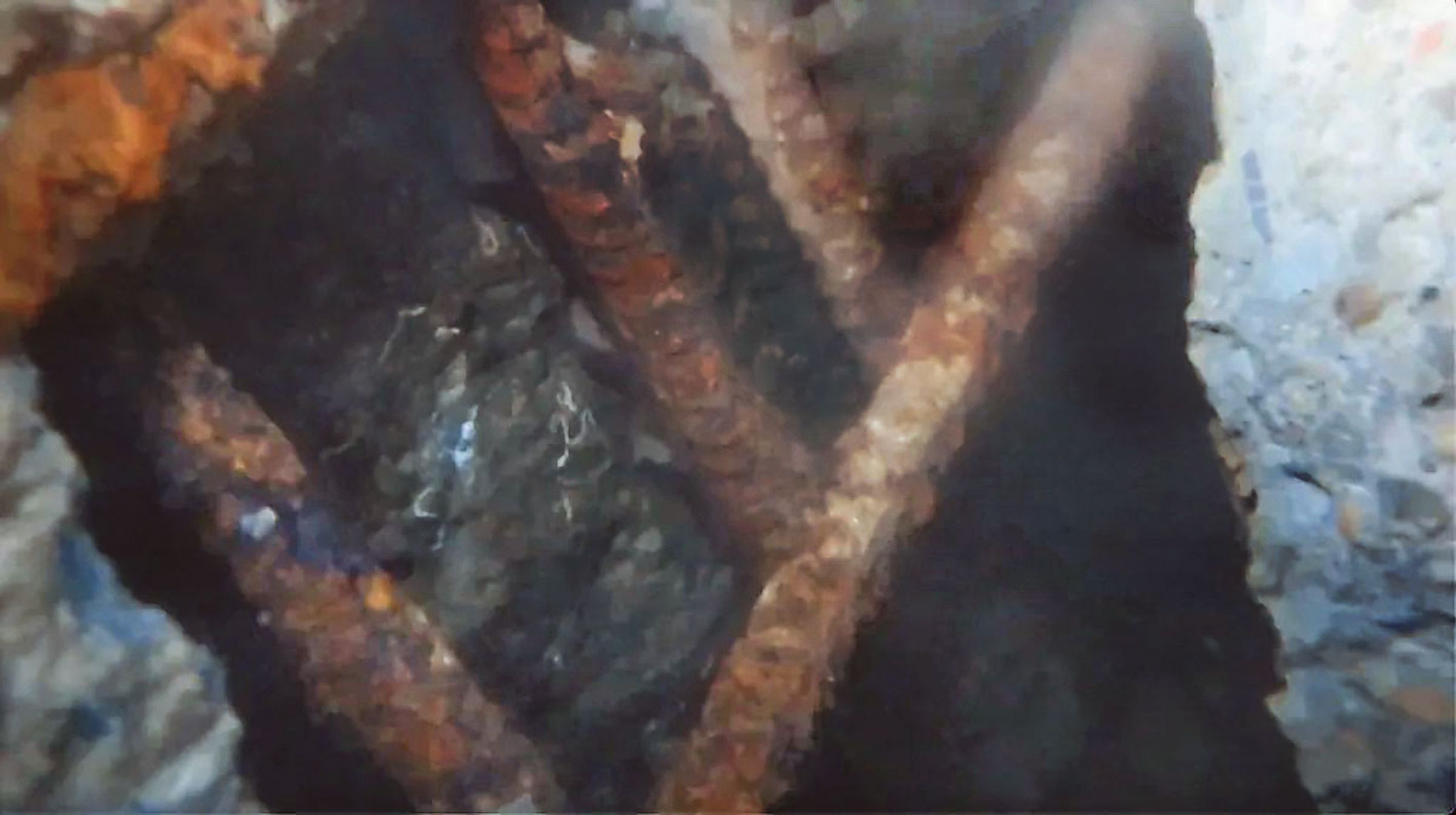 中油三接遭爆沉箱豆腐渣工程影片，是承包商皇昌自錄改善過程，但遭外洩。（翻攝前進新聞網讀者提供）