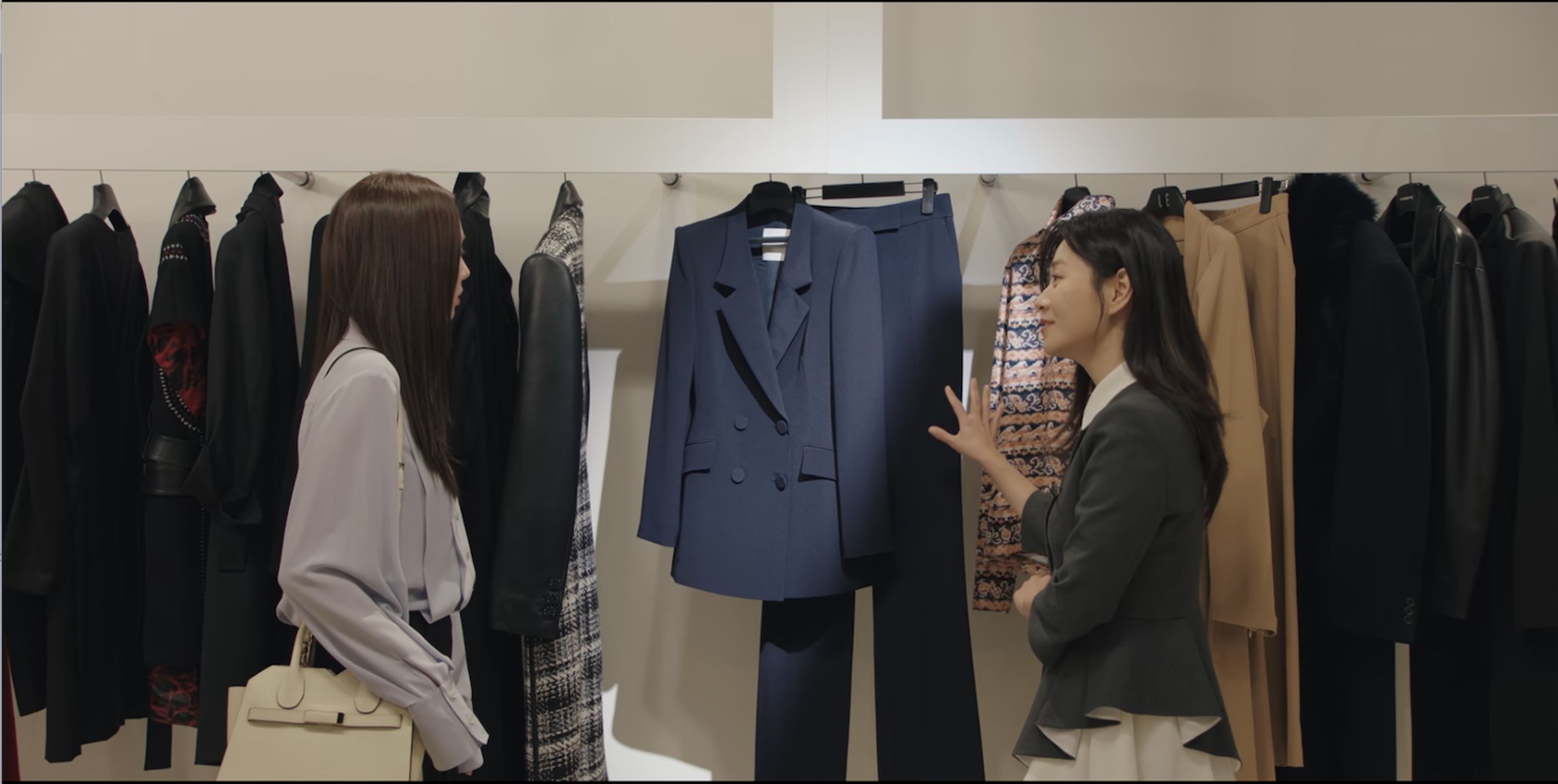 蔡秀彬以襯衫搭配肩背的Valextra Milano 白色包款。〈NETFLIX提供〉