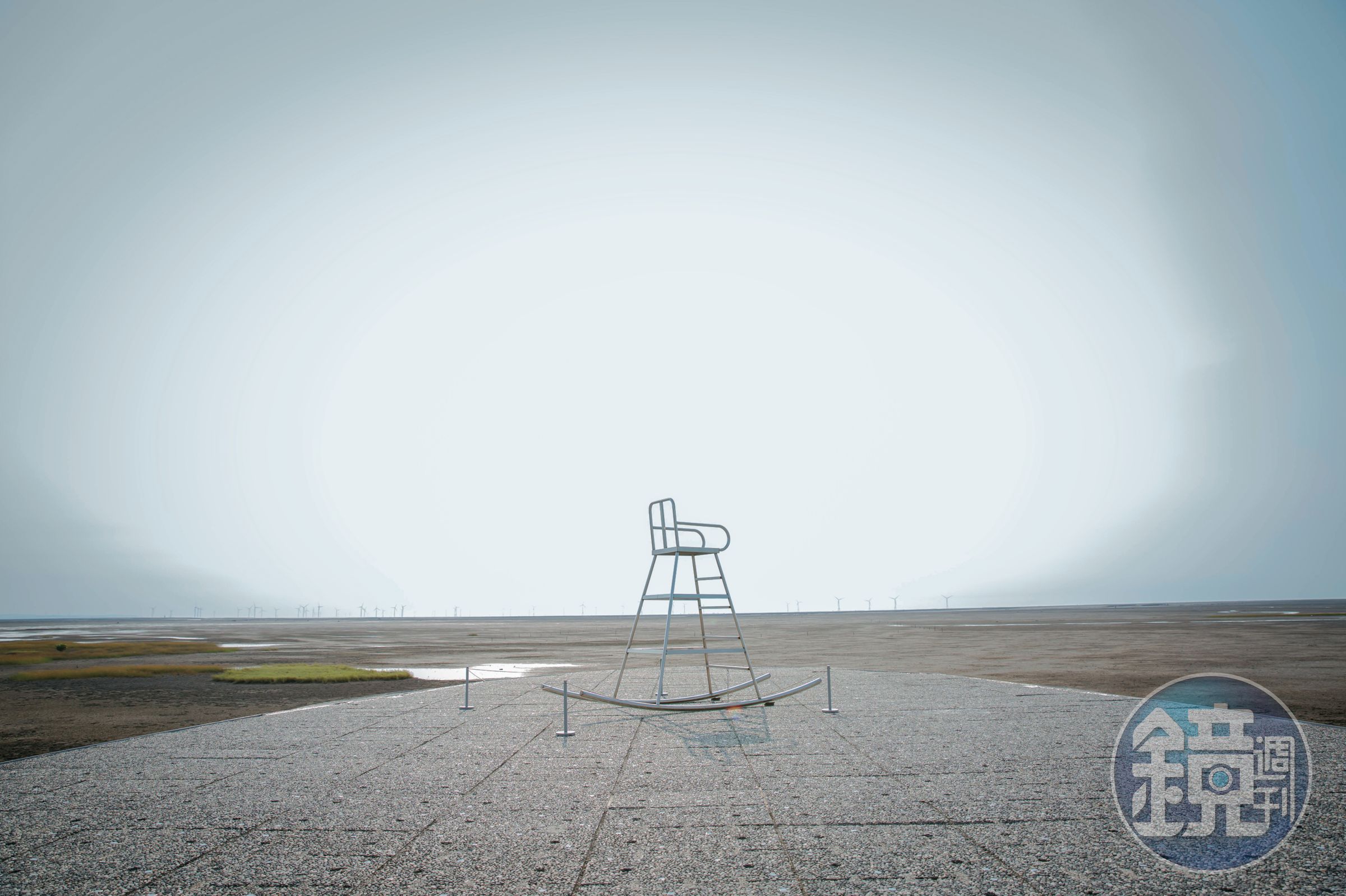  藝術家謝佑承的《裁判椅Umpire's Chair》在浩瀚的天際與自然前，呈現工具與人的意義，以及高度帶來的權力關係。