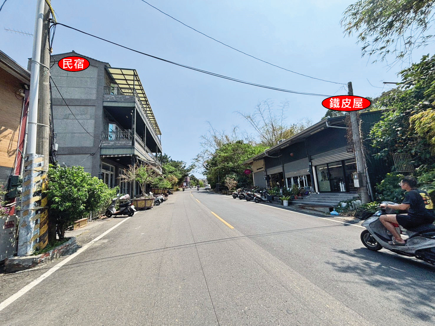 李四川遭控農地違建的鐵皮屋，對街就是胞弟李賜福開的民宿，李家祖厝也僅幾步之遙。（讀者提供）