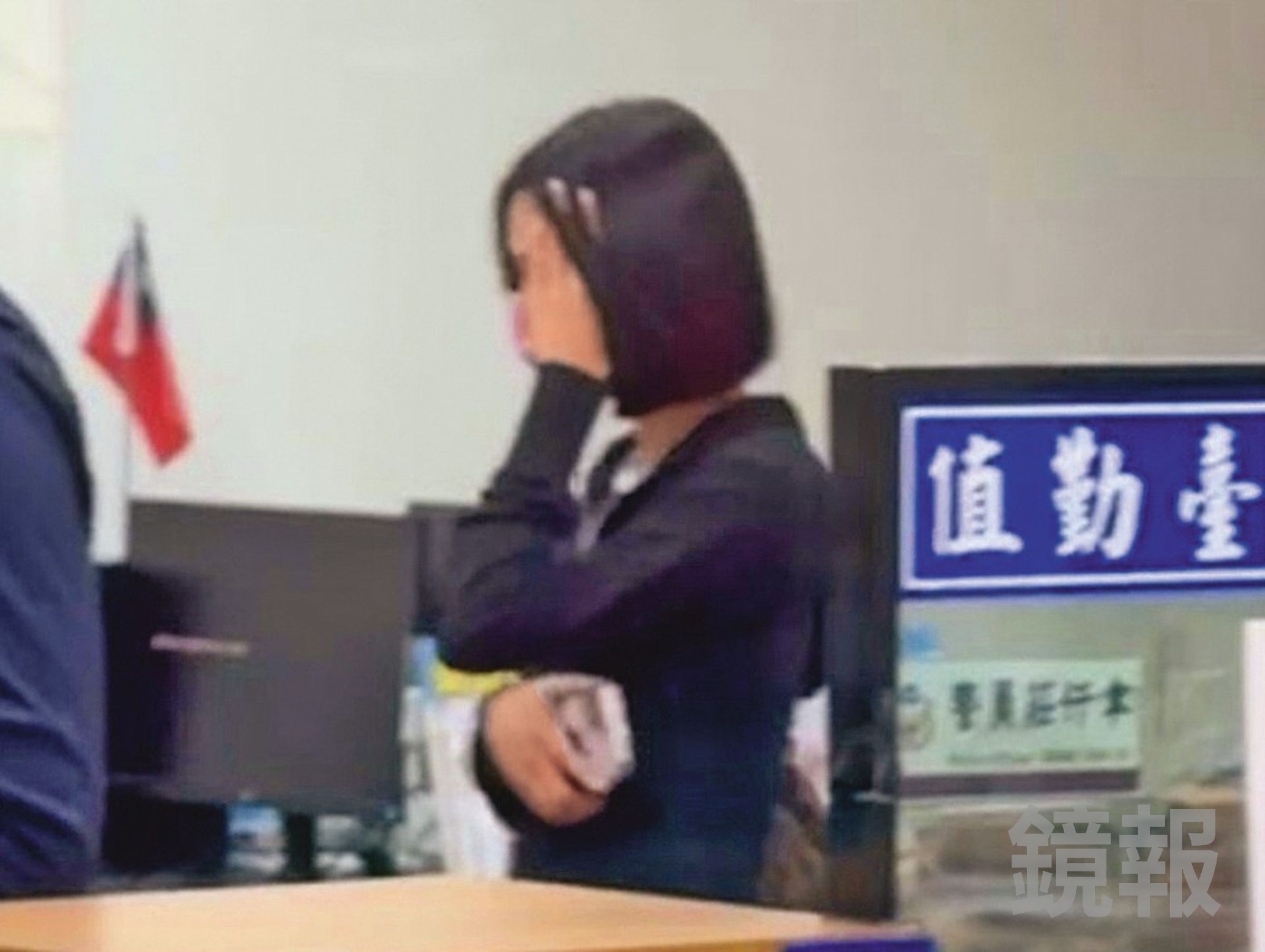 孫安佐遭警方拘提時，現任女友趕到警局關心，稱自己叫李Ｘ臻。（鏡報提供）