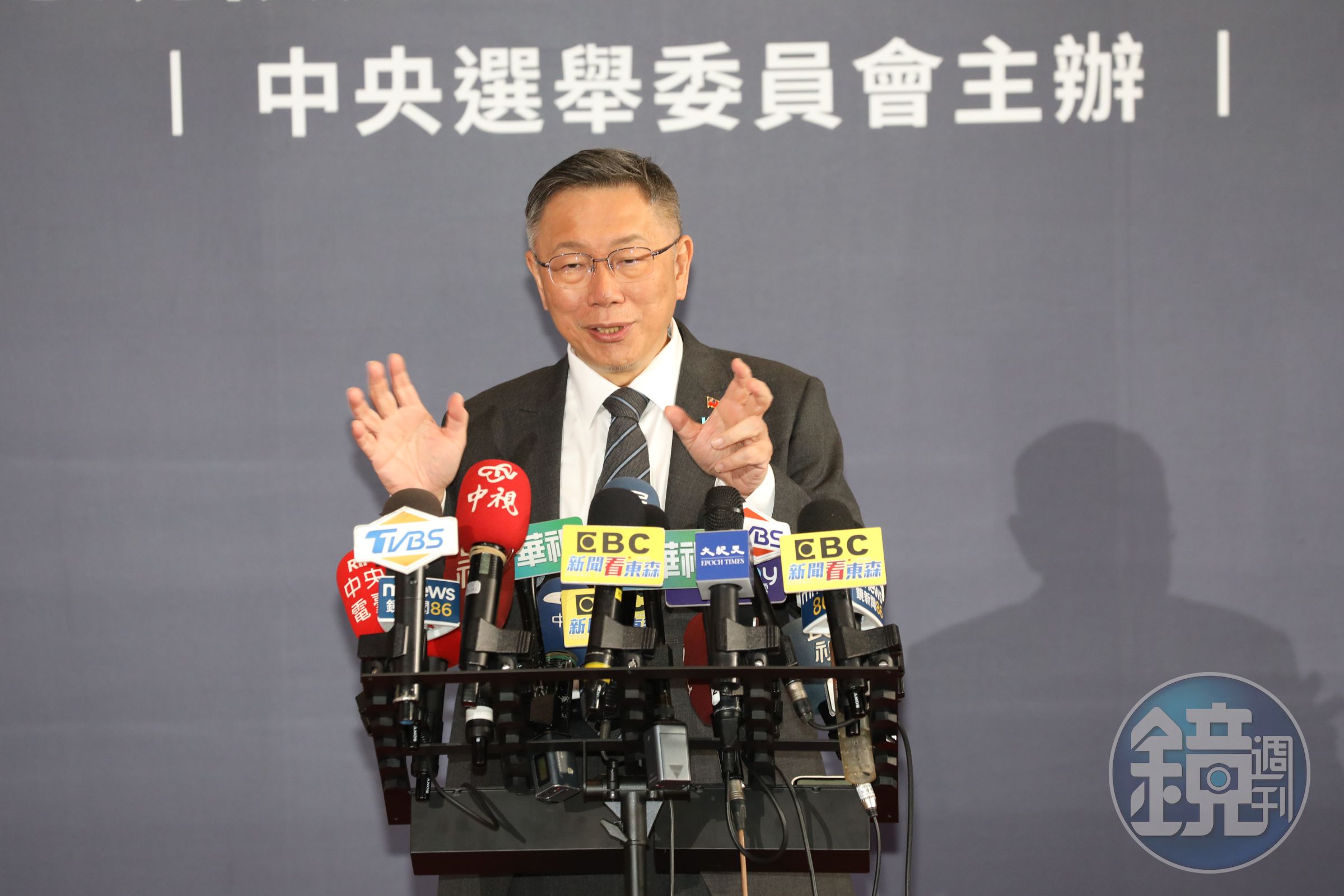 柯文哲在政見發表會後，獨自接受媒體訪問。