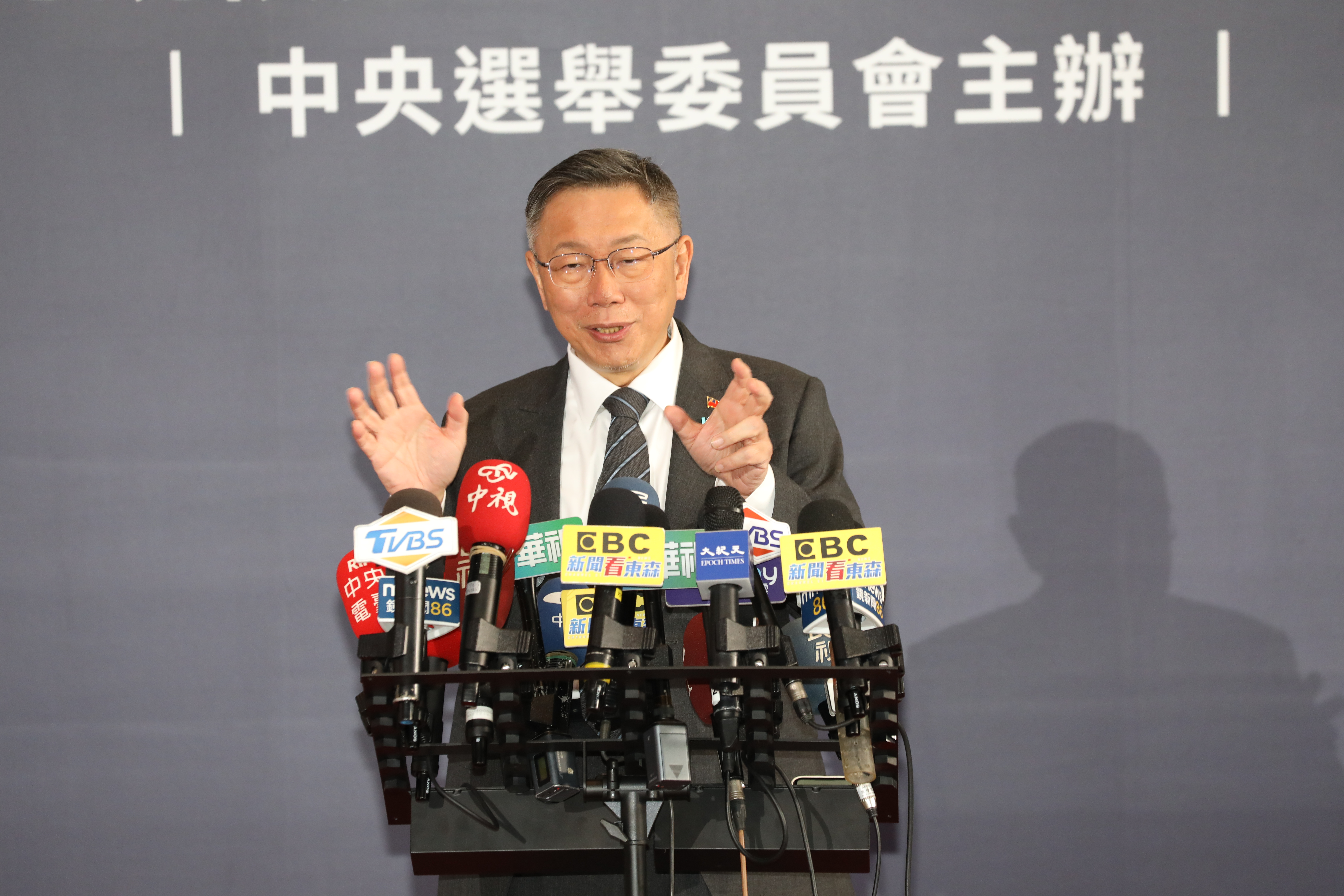 柯文哲在政見發表會後，獨自接受媒體訪問。