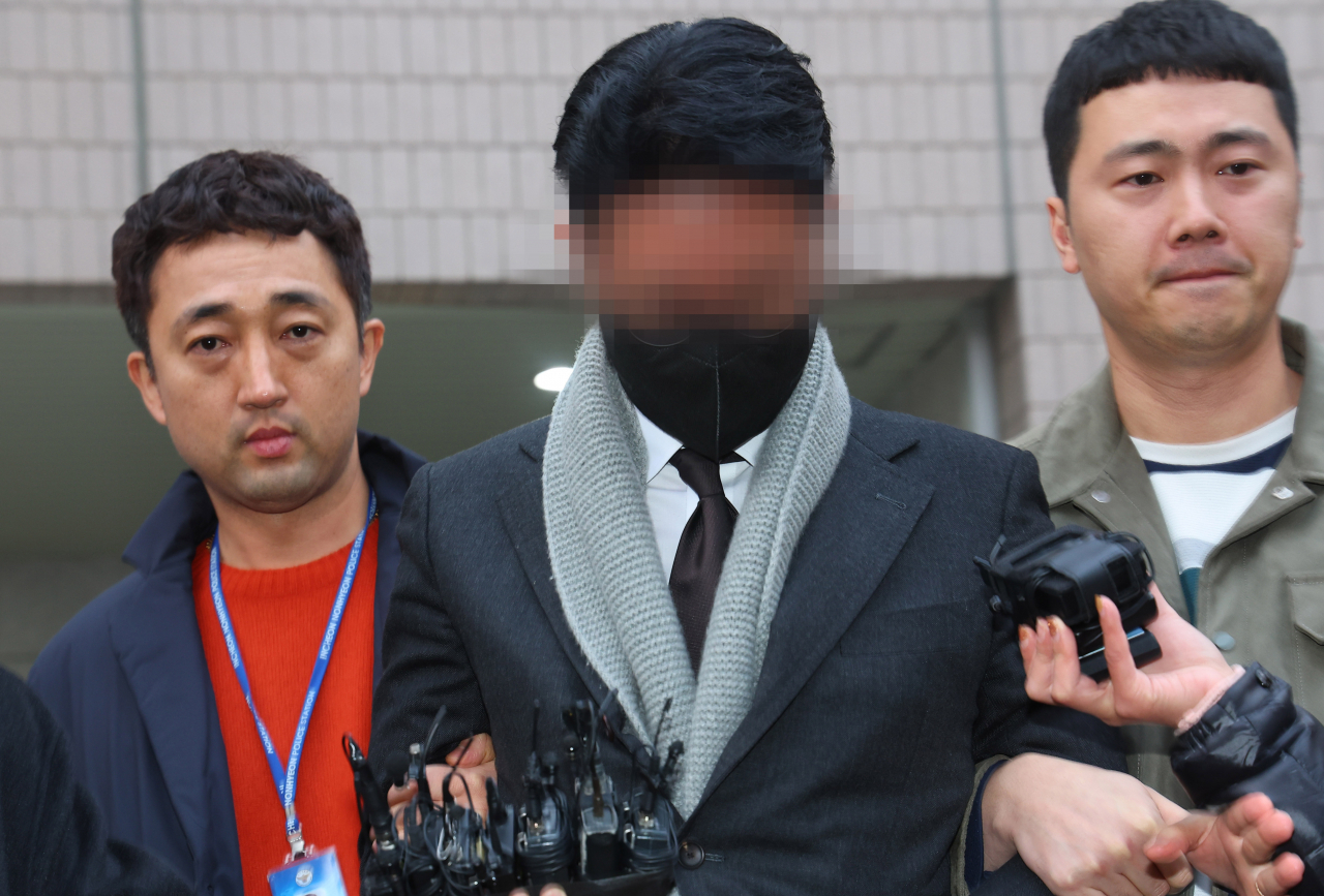 涉嫌透過聲色場所女室長向李善均提供毒品的醫美診所A醫生遭移送檢調。(翻攝heraldcorp網站)