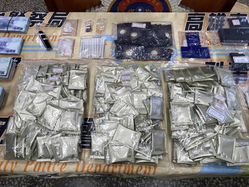 警方搜出依托咪酯一瓶、毒咖啡包330包、K他命3包、K煙14支。（警方提供）