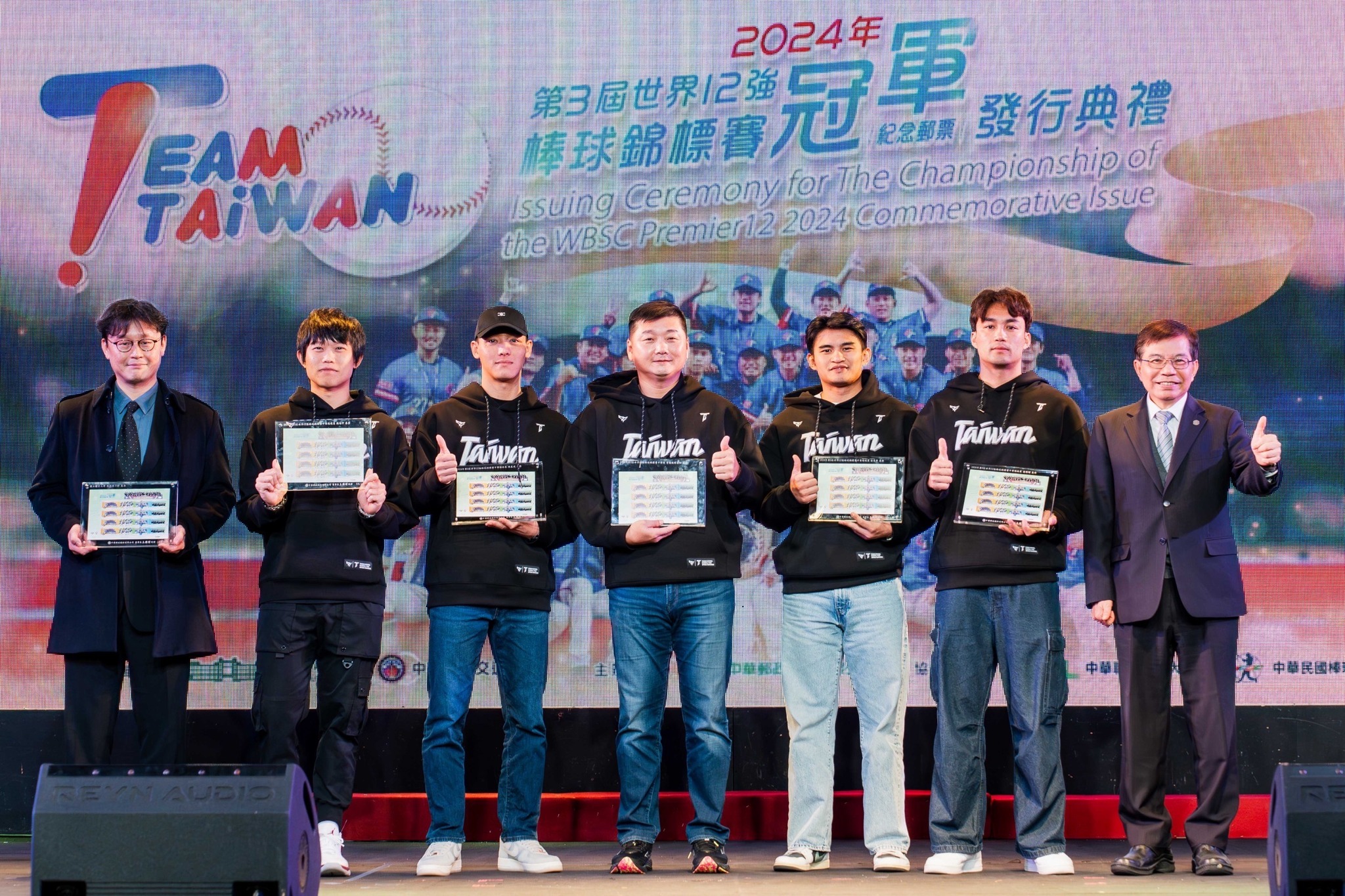 12強台灣隊總教練曾豪駒（中）與選手陳冠宇（左2）也針對預算問題提出看法。（翻攝自中華郵政 郵你真好臉書）