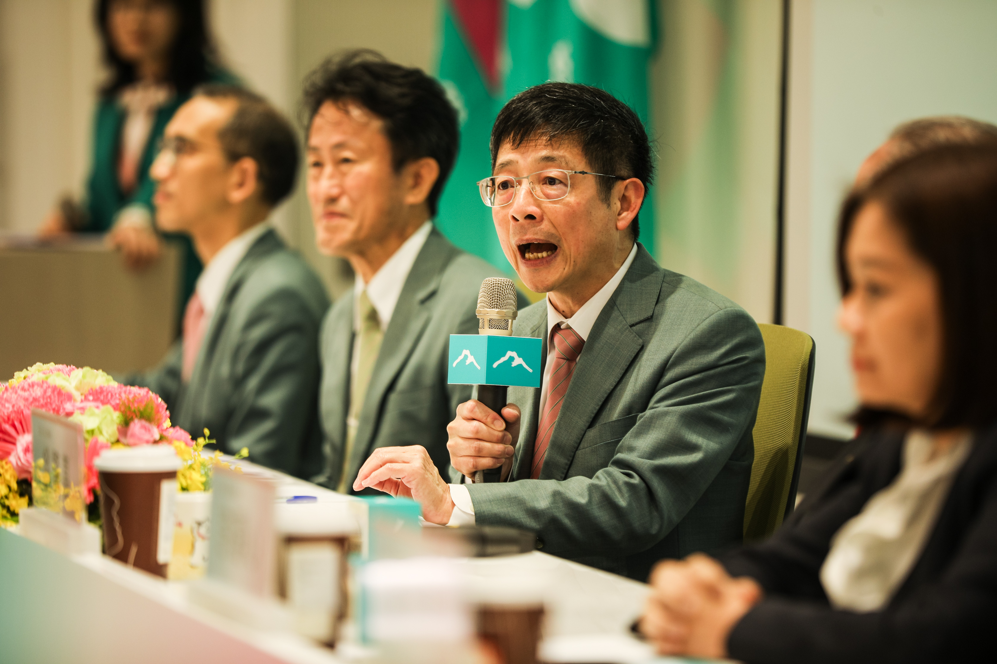 黃男州表示，本案是合意併購，以百分之百換股進行合併，併購案玉山內部組成超過50人的專案小組。（鏡報鄒保祥攝）