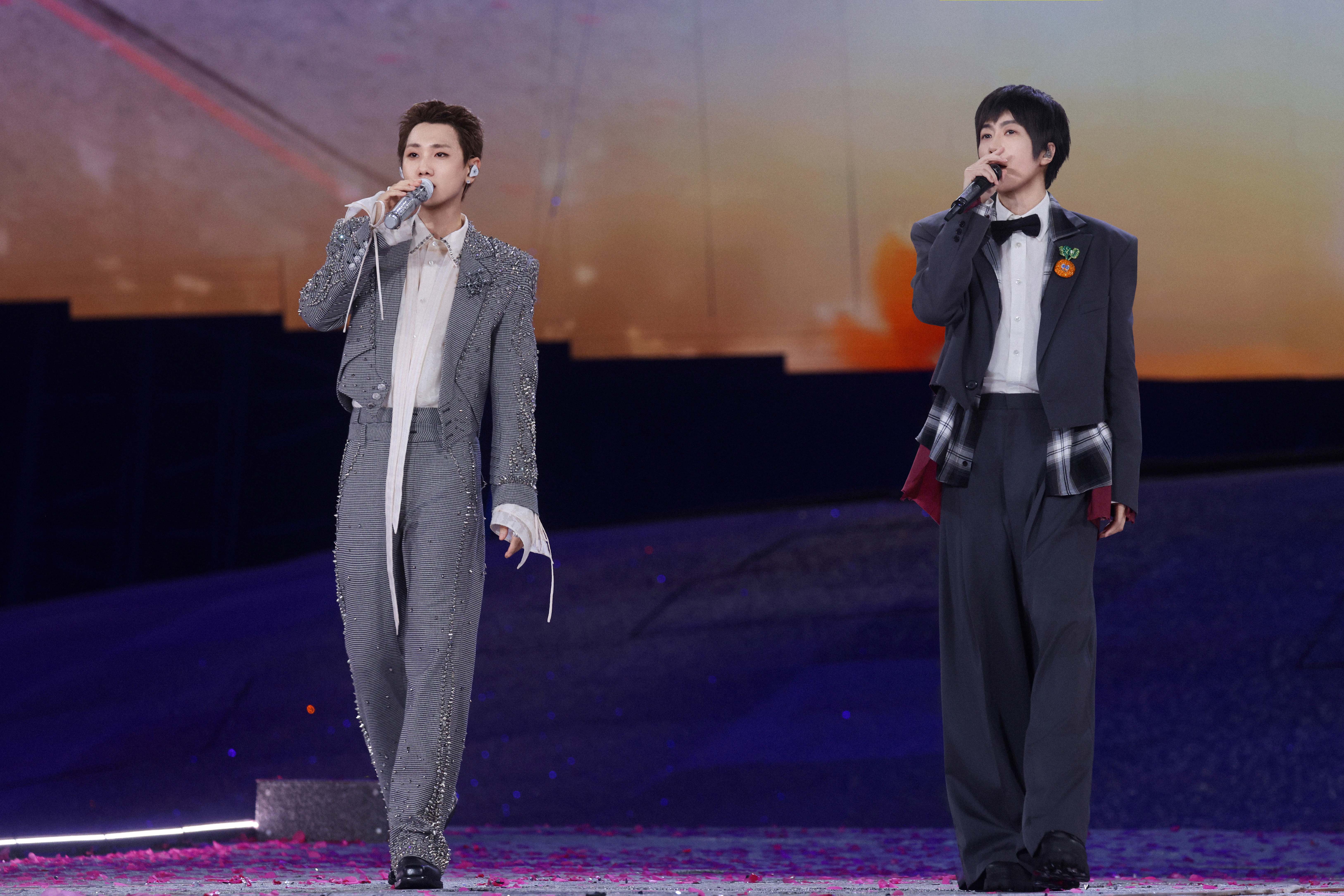 汪蘇瀧、阿信首度合作新歌〈笨蛋〉,在鳥巢演唱會無預警首唱引爆全場。(相信音樂提供)