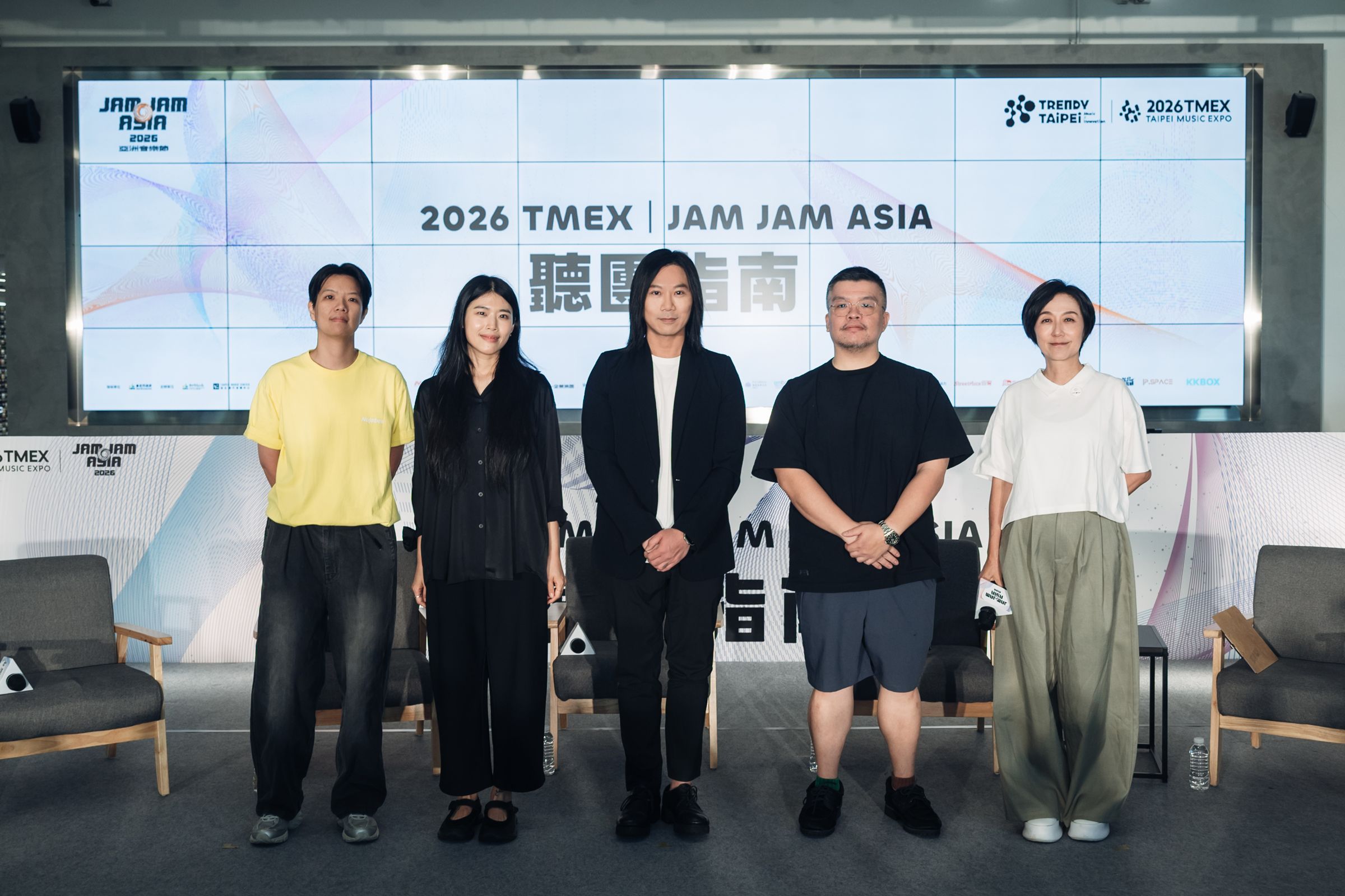 黃韻玲率領五月天瑪莎、范曉萱、迪拉、Mia Min Yen嚴敏及Chris劉柏君出席《2026 TMEX｜JAM JAM ASIA 聽團指南》活動，分享今年策展理念。（北流提供）