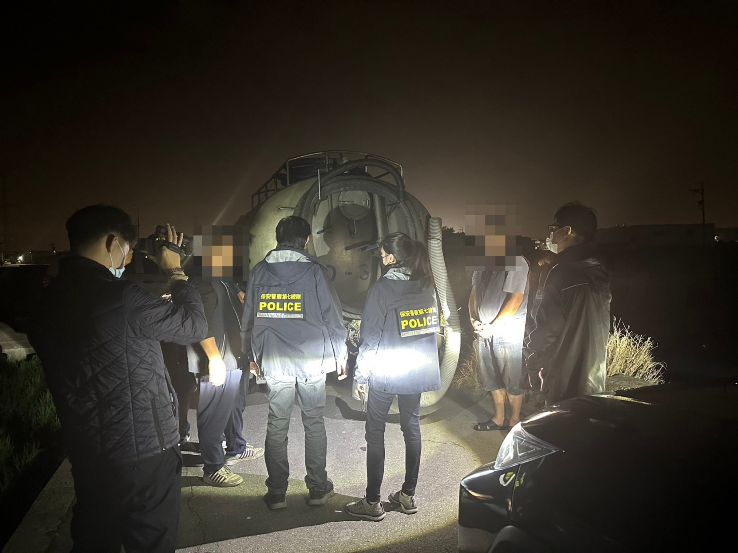 台中地檢署偵辦廢油案，帶回涉嫌非法處理廢油牟利的張姓兄弟檔。（台中地檢署提供）
