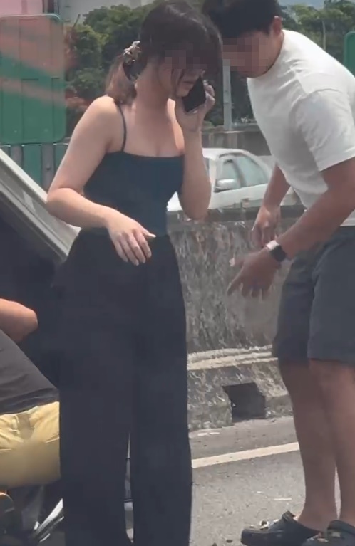 25日國道3號車禍，從翻覆小轎車爬出的低胸妹面露燦笑，引起網友討論。（翻攝自「WoWtchout - 地圖型行車影像分享平台 YT頻道）