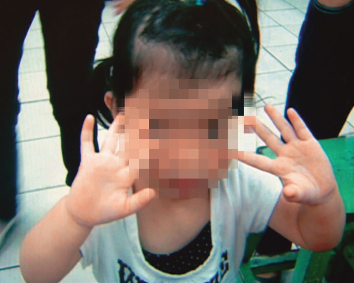 李女的4歲女兒（圖）遭表姨暴力虐待，不幸身亡，卻因為相關人等害怕犯行曝光，屍體放置家中長達4天。（翻攝畫面）