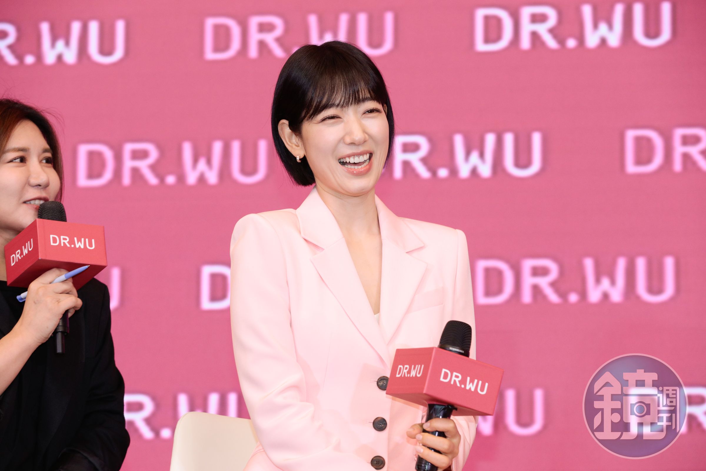 朴信惠出席醫美代言活動,笑容常開。
