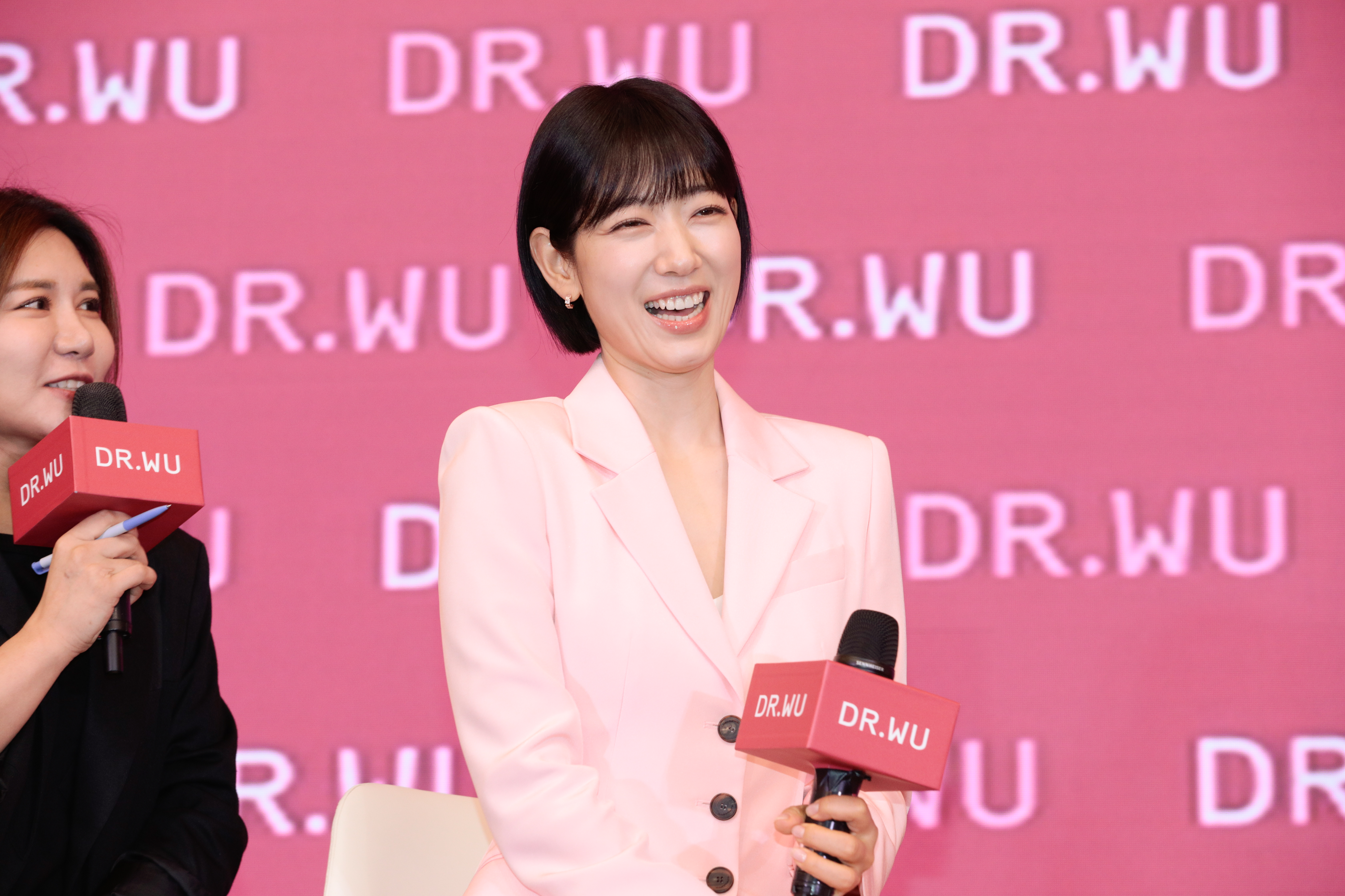 朴信惠出席醫美代言活動，笑容常開。