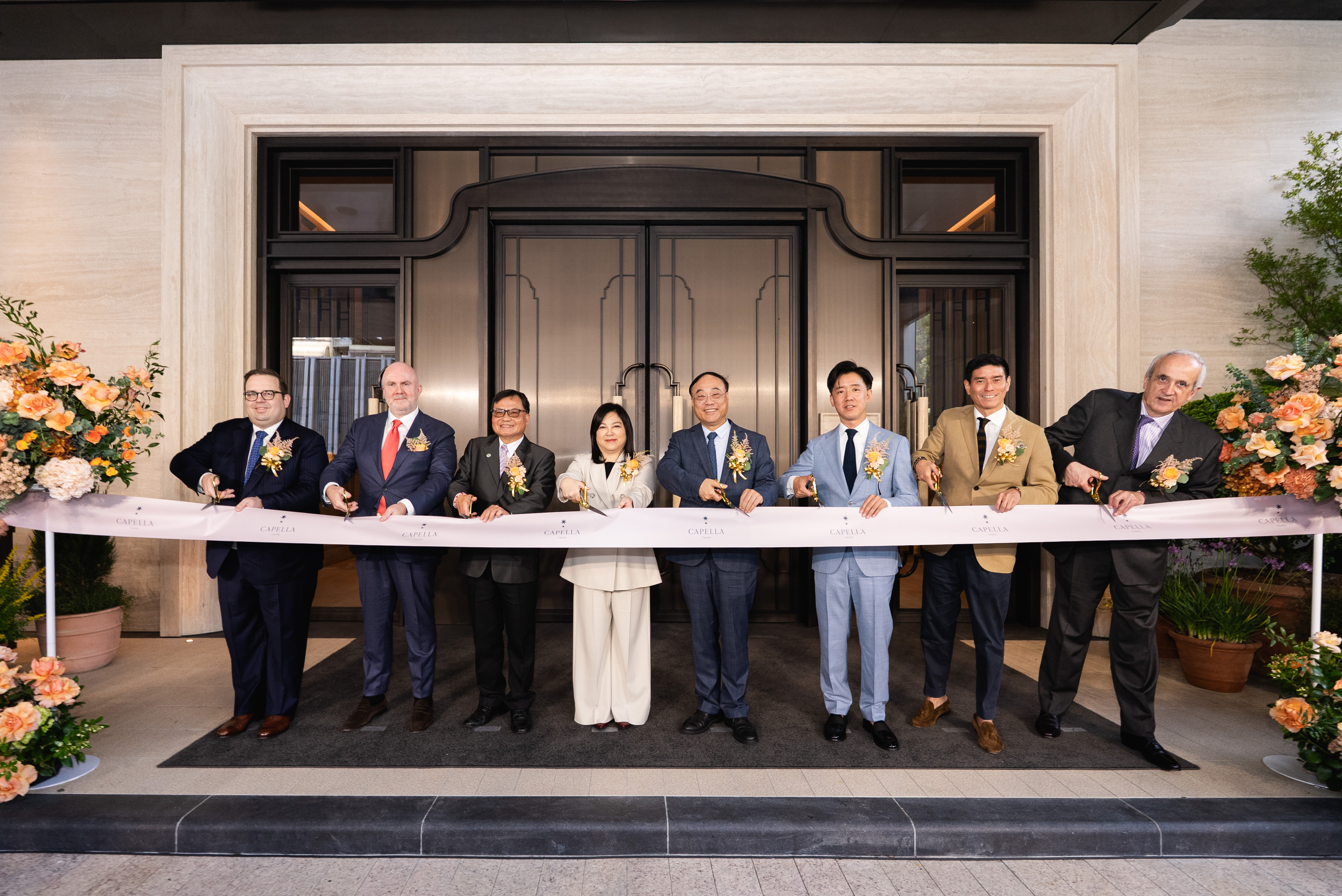 （左起）台北嘉佩樂酒店總經理Dennis Laubenstein、嘉佩樂酒店集團總裁Cristiano Rinaldi、觀傳局薛秋火副局長、國亨開發董事長邱德馨女士、交通部觀光署周永暉署長、嘉佩樂酒店集團副董事長Evan Kwee、國際知名室內設計師André Fu、國亨開發業主代表Fabrice de Murat日前在台北嘉佩樂酒店璀璨揭幕儀式攜手剪綵。（台北嘉佩樂提供）