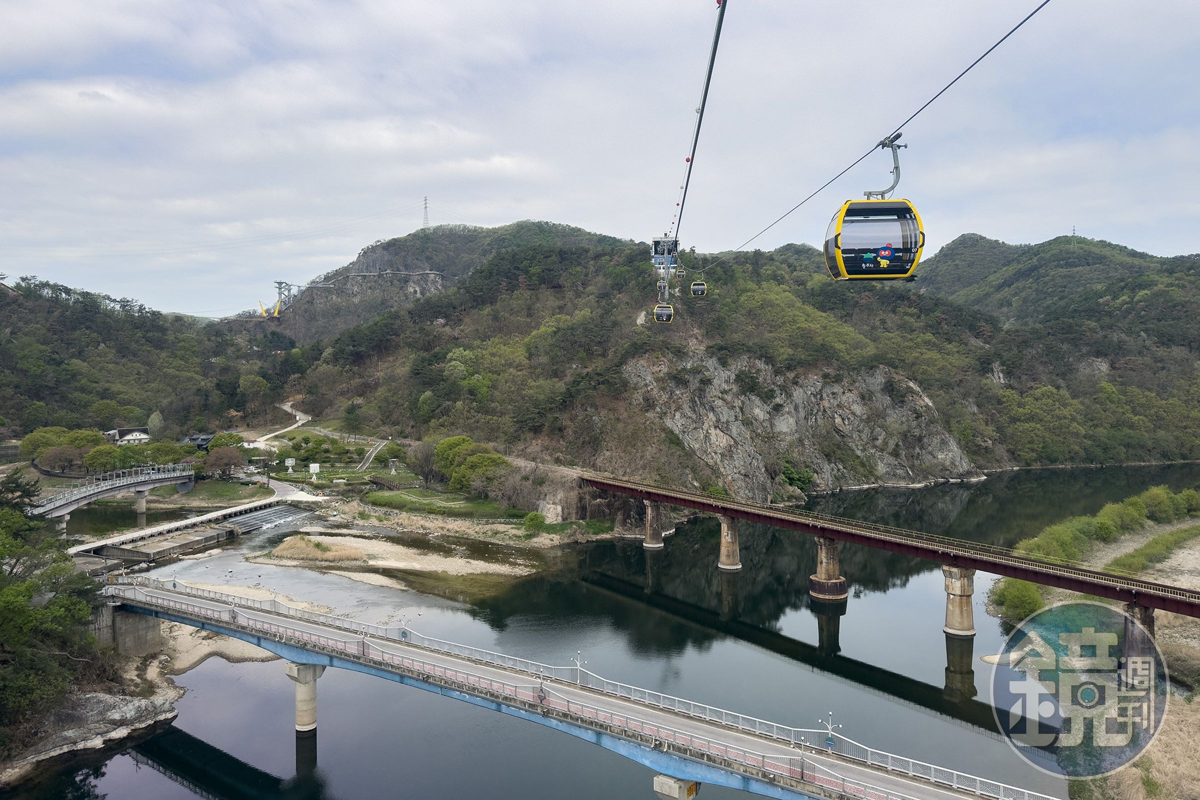 2025年啟用的新纜車大幅降低登山門檻，讓旅客能更輕鬆欣賞小金山大峽谷景色。